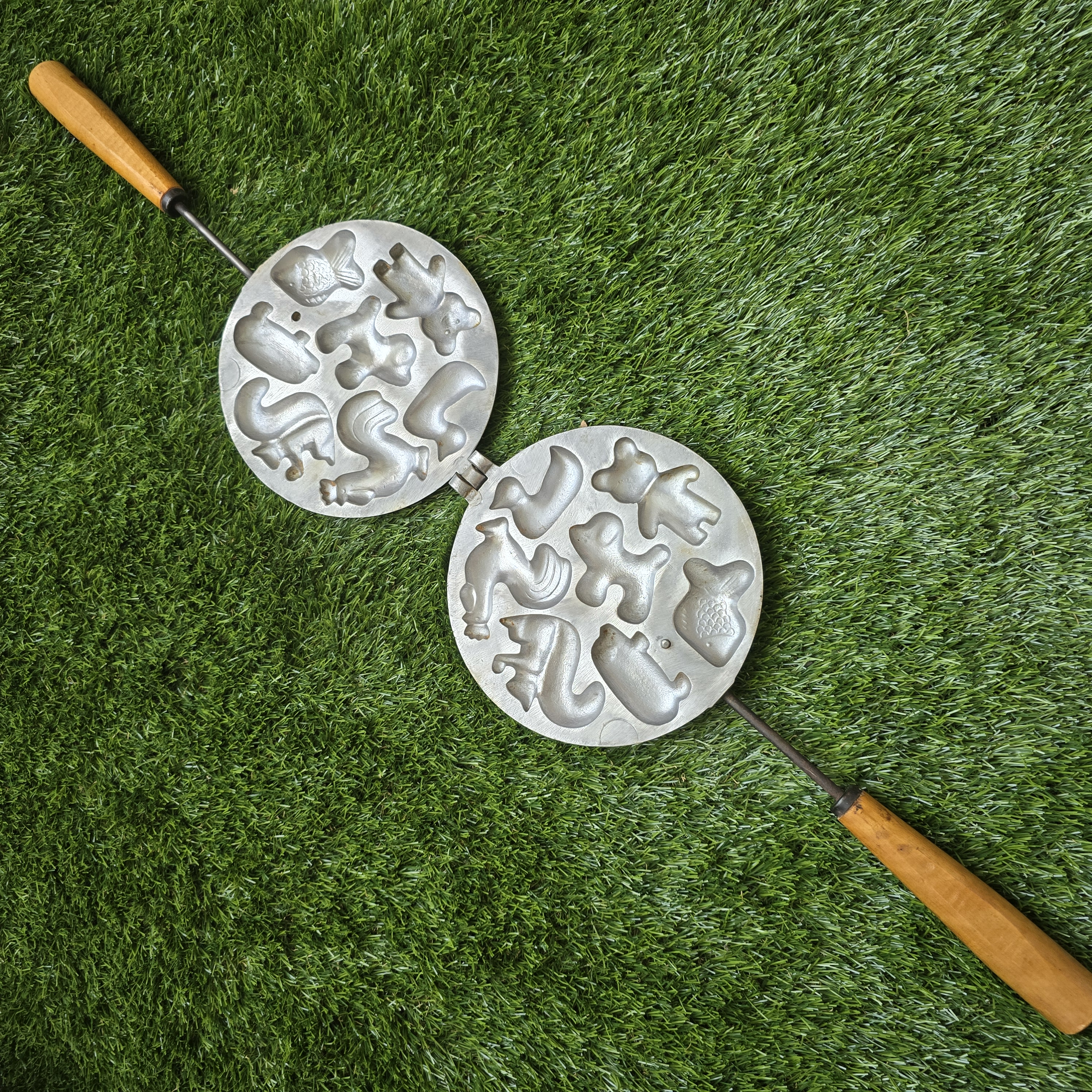 Senovinė asorti (antytė, šuniukas, gaidelis, voveraitė, paršelis, žuvytė, meškutis) keptuvė