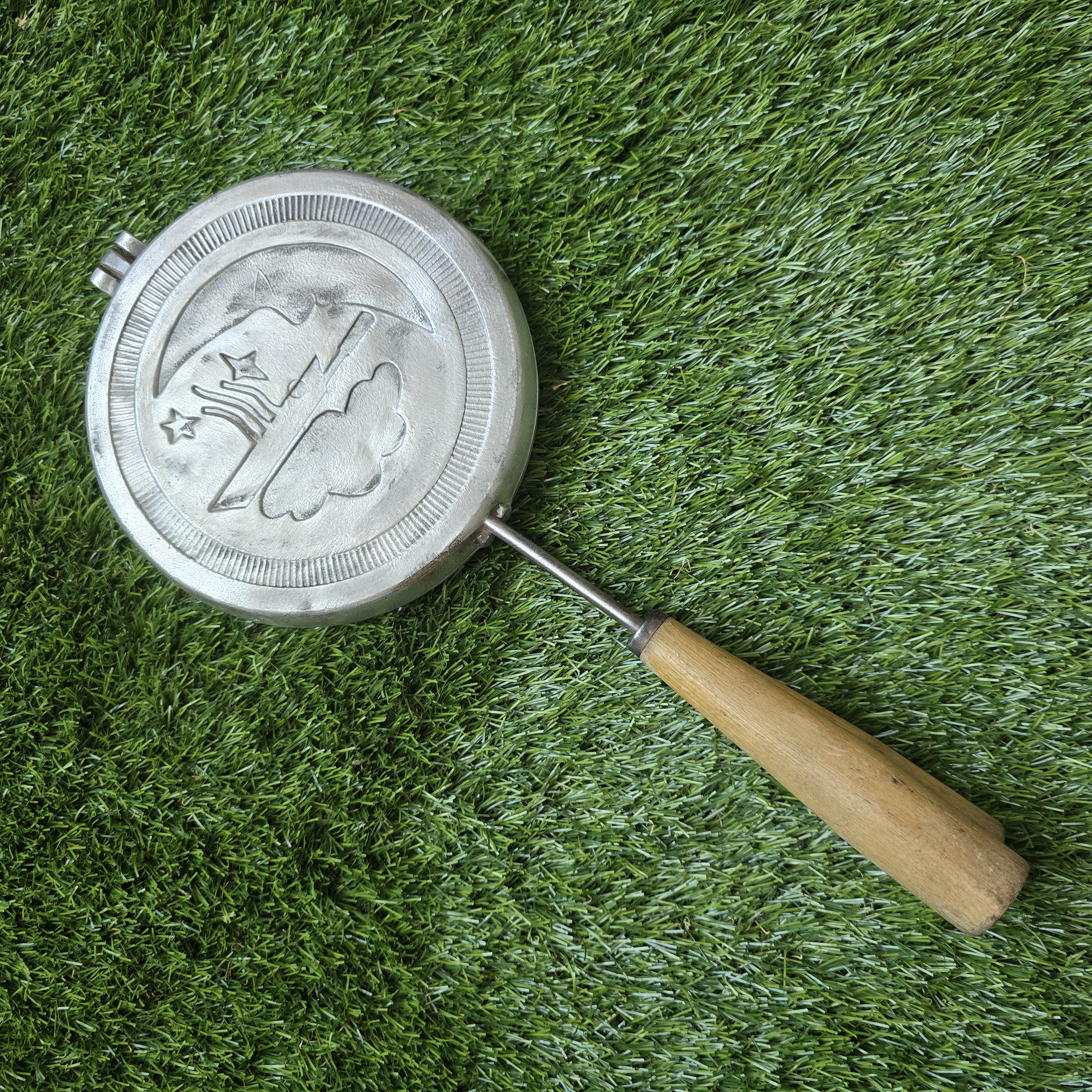 Senovinė asorti (antytė, šuniukas, gaidelis, voveraitė, paršelis, žuvytė, meškutis) keptuvė