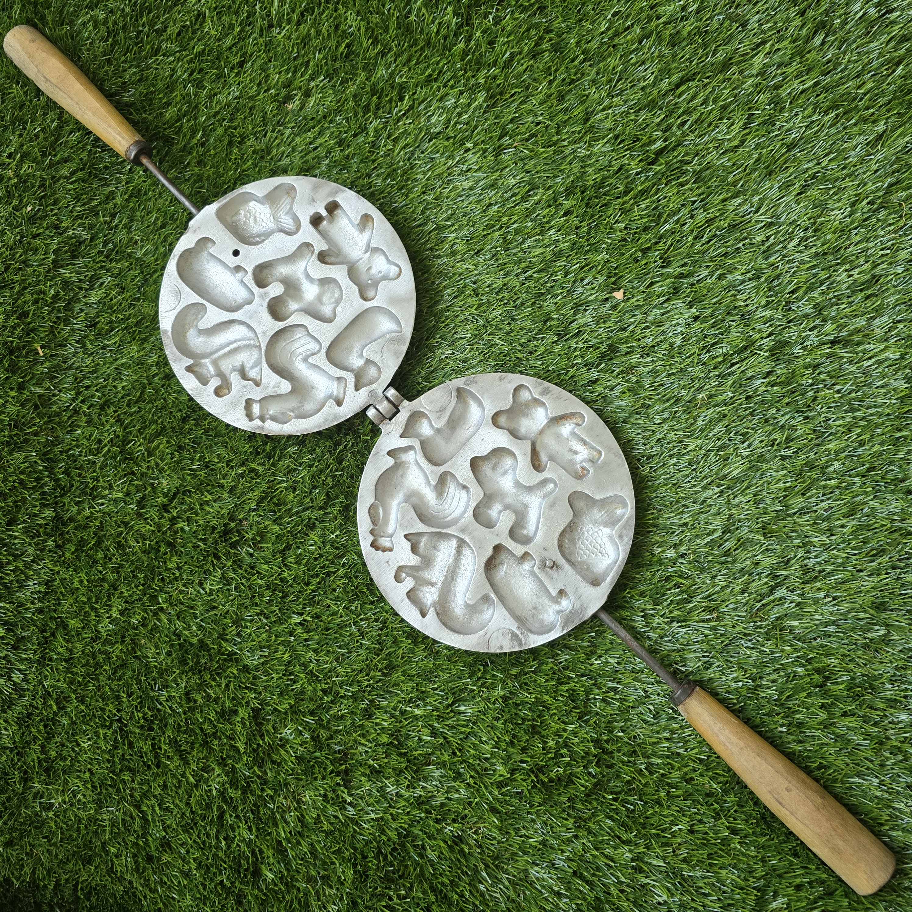 Senovinė asorti (antytė, šuniukas, gaidelis, voveraitė, paršelis, žuvytė, meškutis) keptuvė