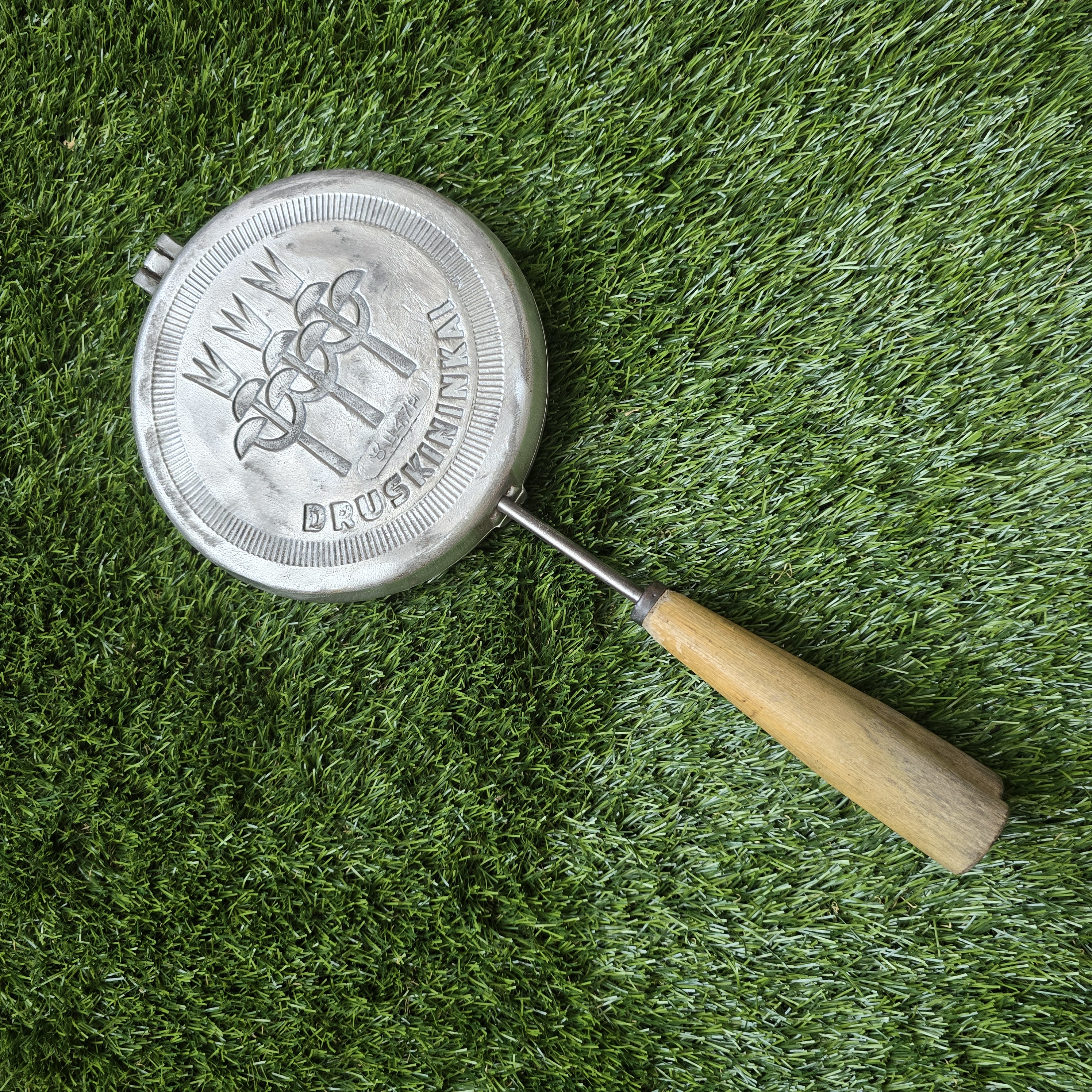 Senovinė asorti (antytė, šuniukas, gaidelis, voveraitė, paršelis, žuvytė, meškutis) keptuvė