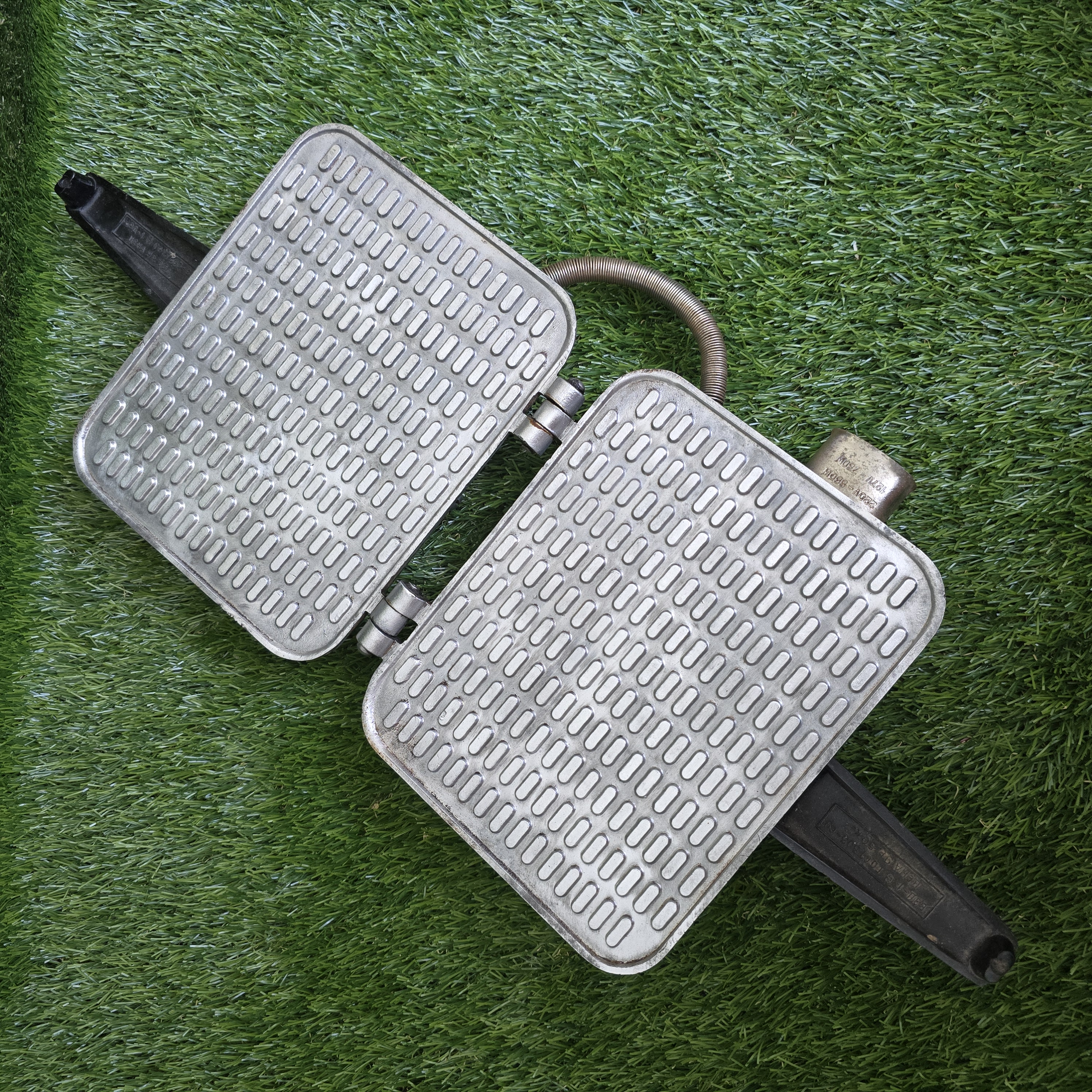 Senovinė elektrinė vaflinė su laidu