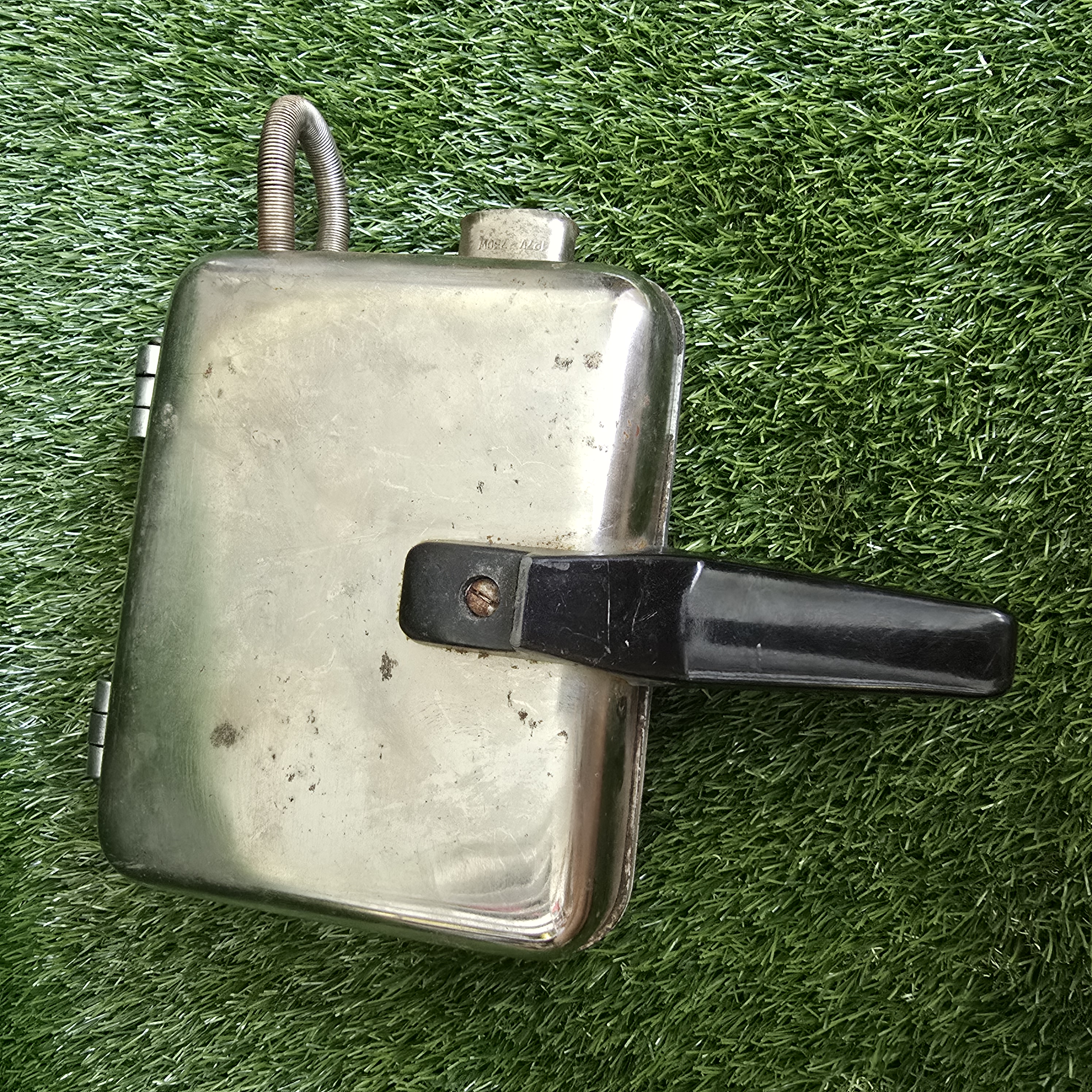 Senovinė elektrinė vaflinė su laidu