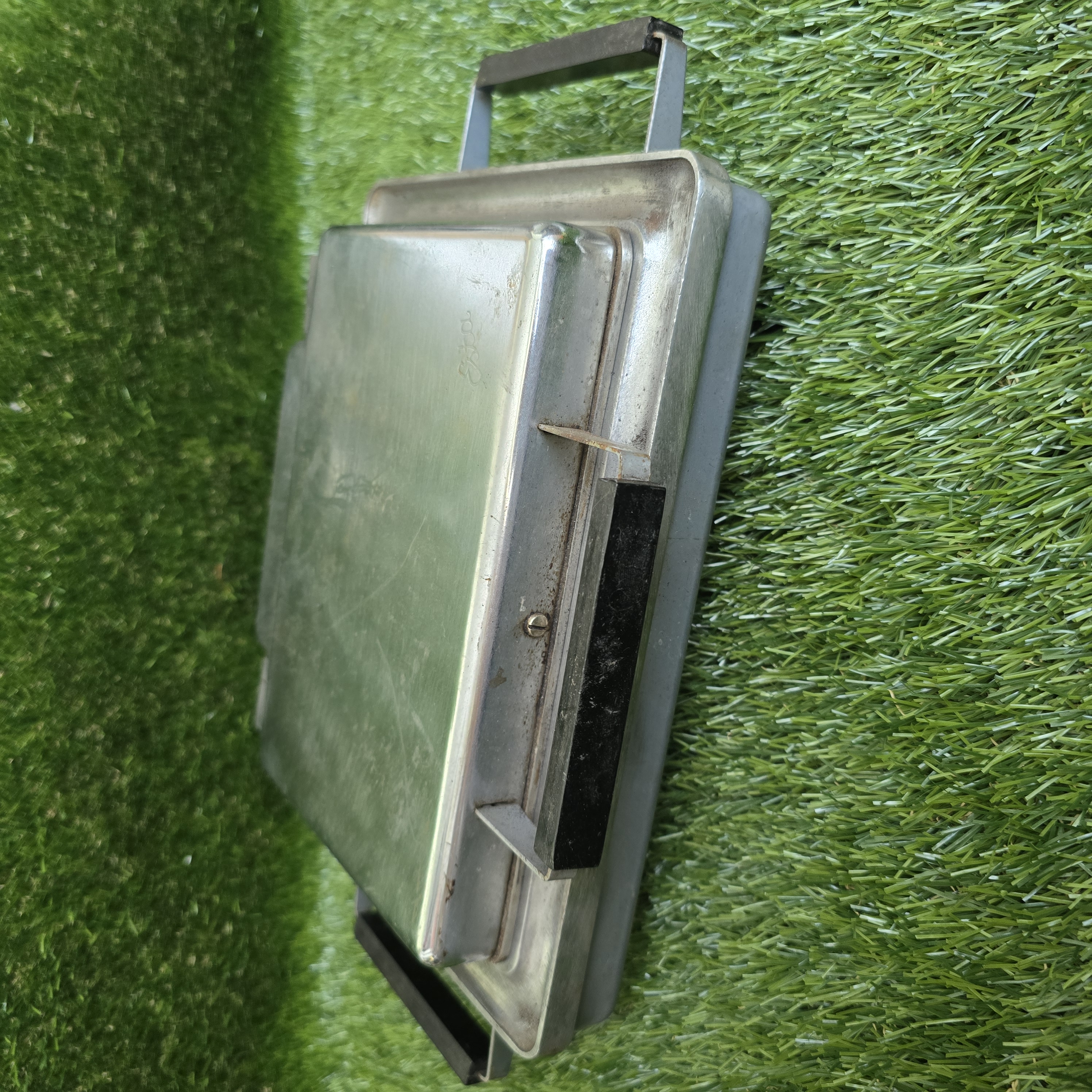 Senovinė elektrinė vaflinė su laidu ploniems vafliams