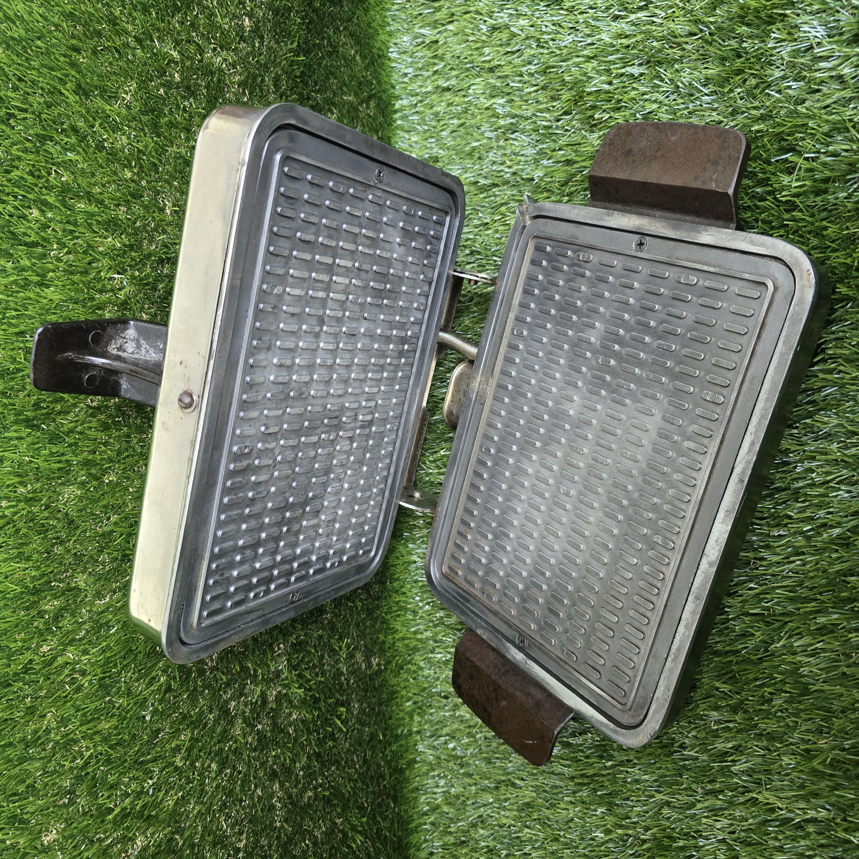 Senovinė elektrinė vaflinė su laidu