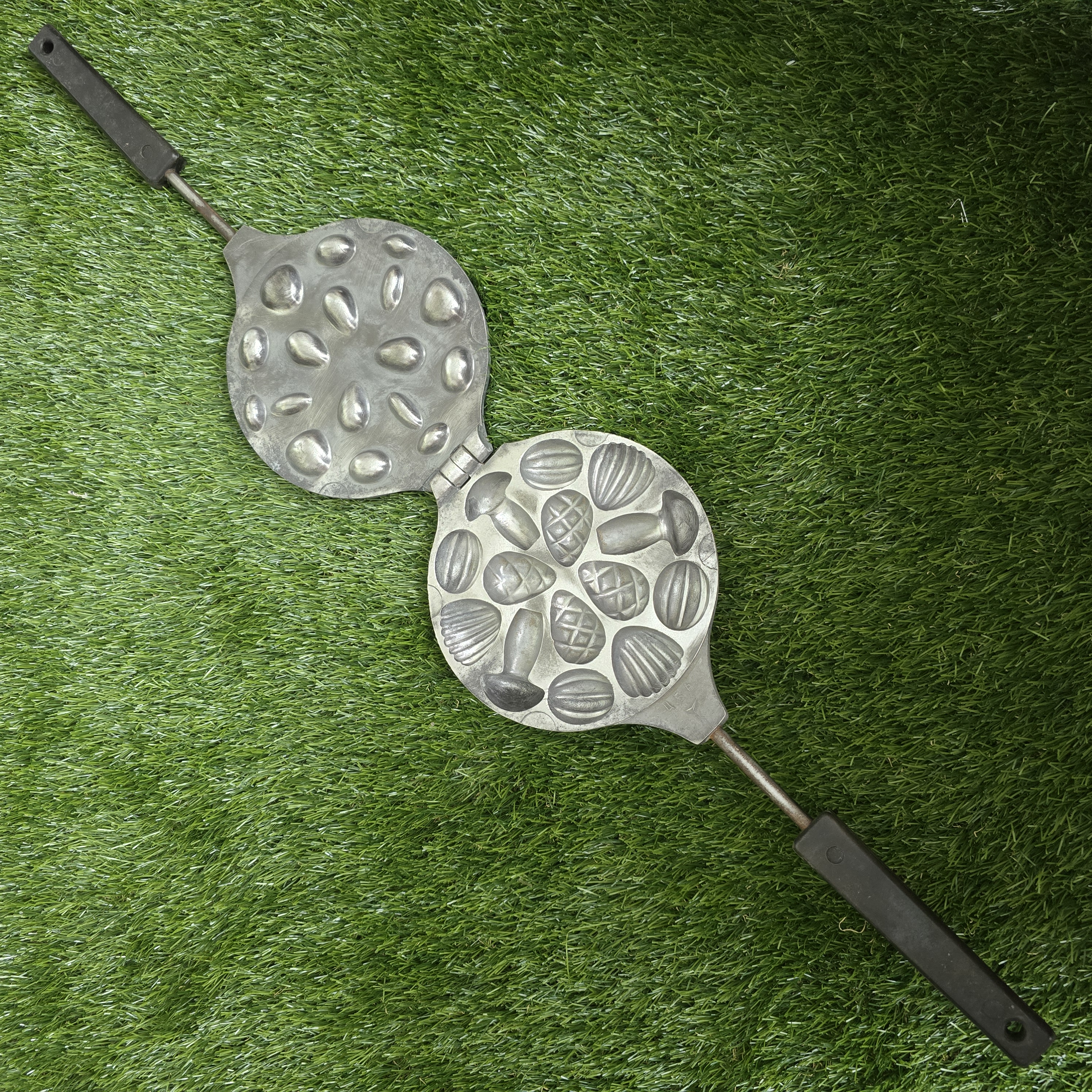 Senovinė asorti (4 kankorėžiai, 3 grybukai, 3 kriauklės, 4 riešutėliai) keptuvė