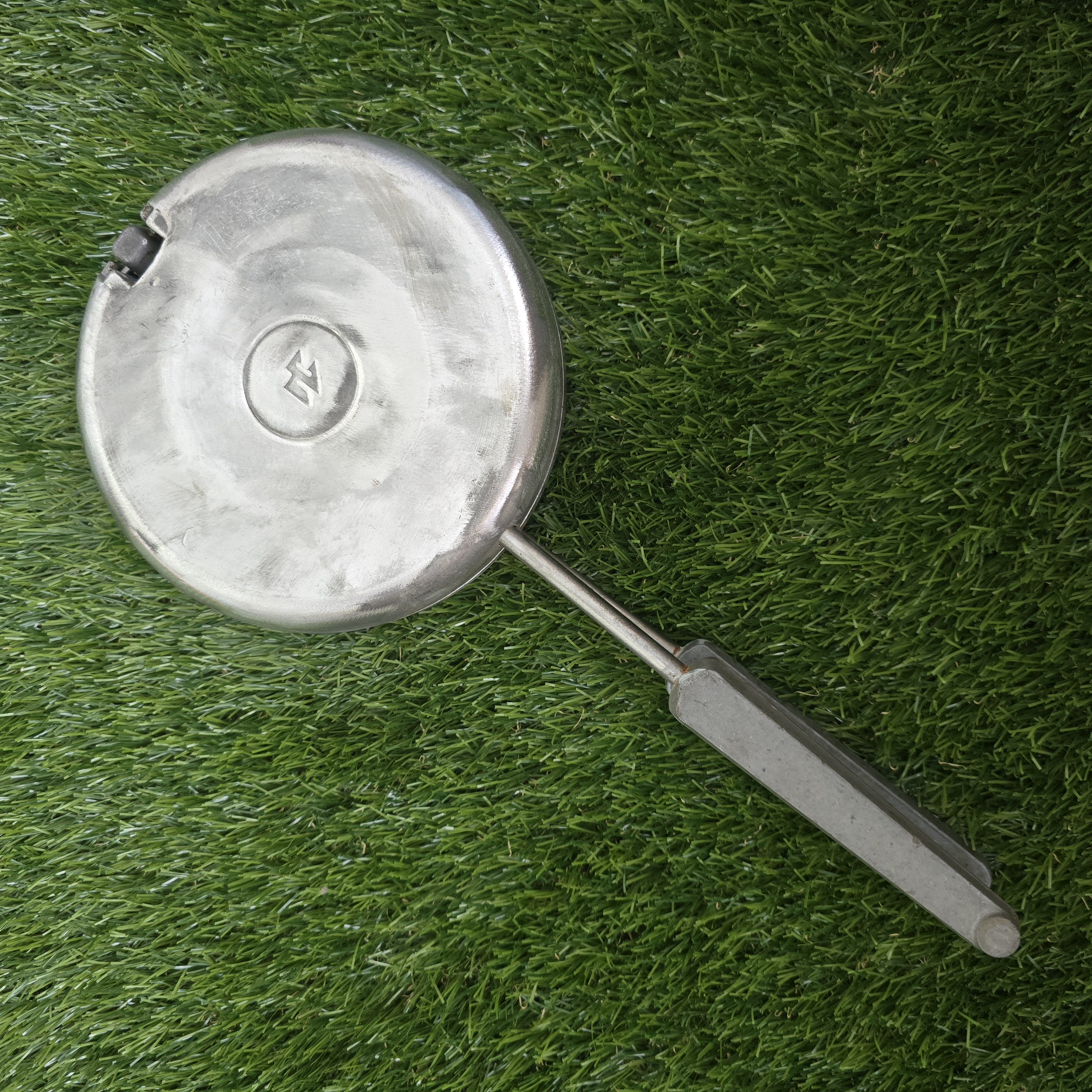 Senovinė asorti (2 kankorėžiai, 4 grybukai, 2 kriaušės, 2 riešutėliai) keptuvė