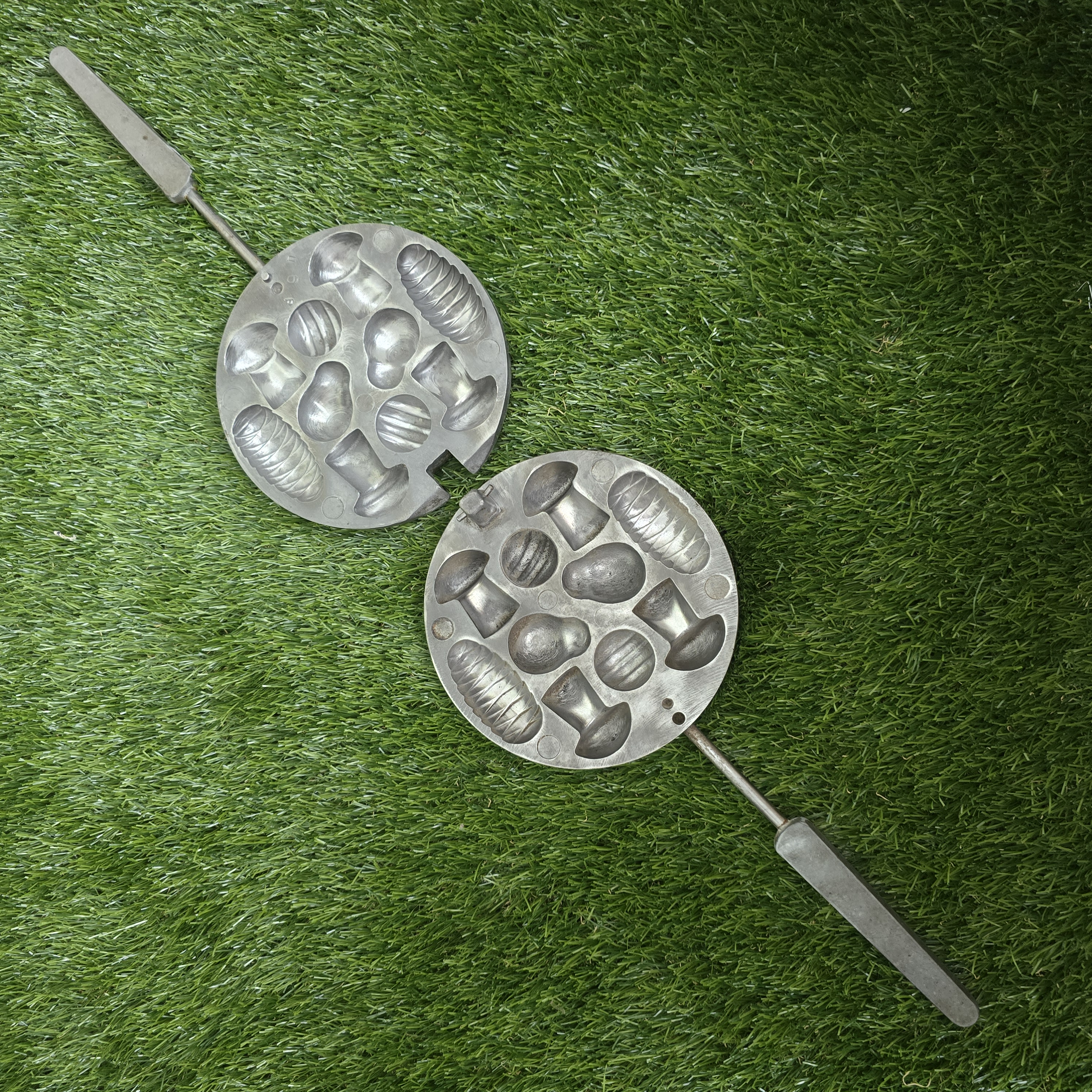 Senovinė asorti (2 kankorėžiai, 4 grybukai, 2 kriaušės, 2 riešutėliai) keptuvė