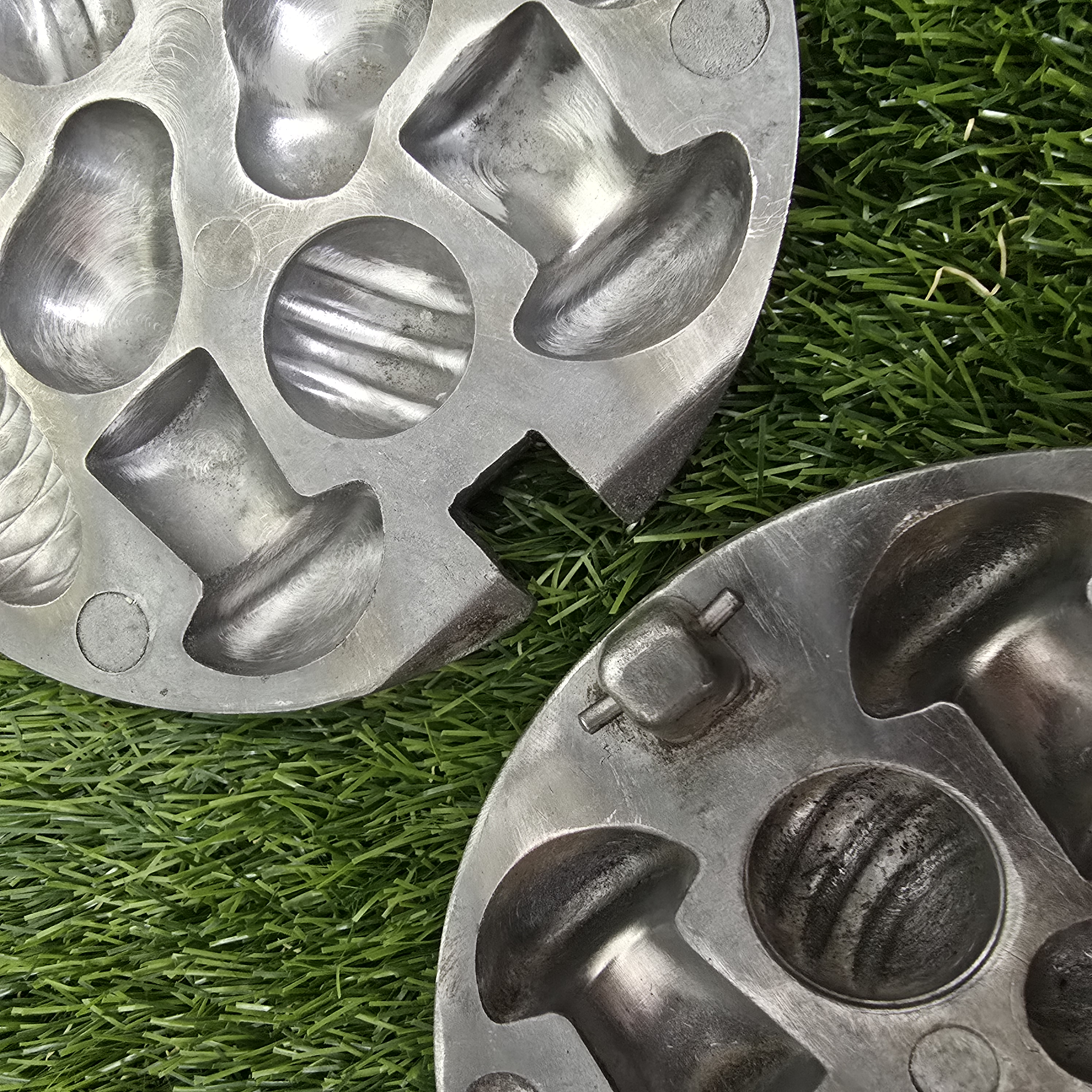 Senovinė asorti (2 kankorėžiai, 4 grybukai, 2 kriaušės, 2 riešutėliai) keptuvė