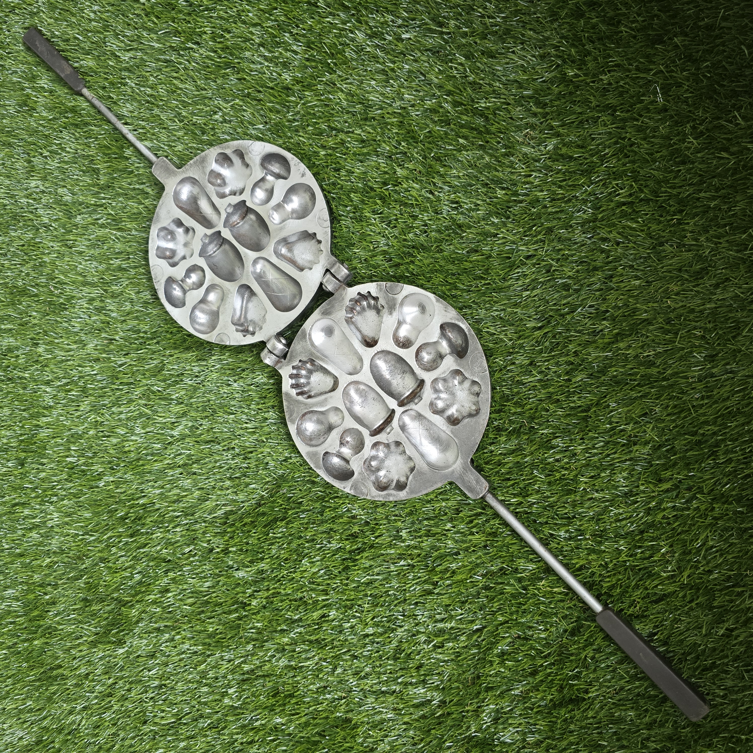 Senovinė asorti (2 gilės, 2 grybukai, 2 kriaušės, 2 kriauklytės, 2 gėlytės ir 2 kankorėžiai) keptuvė