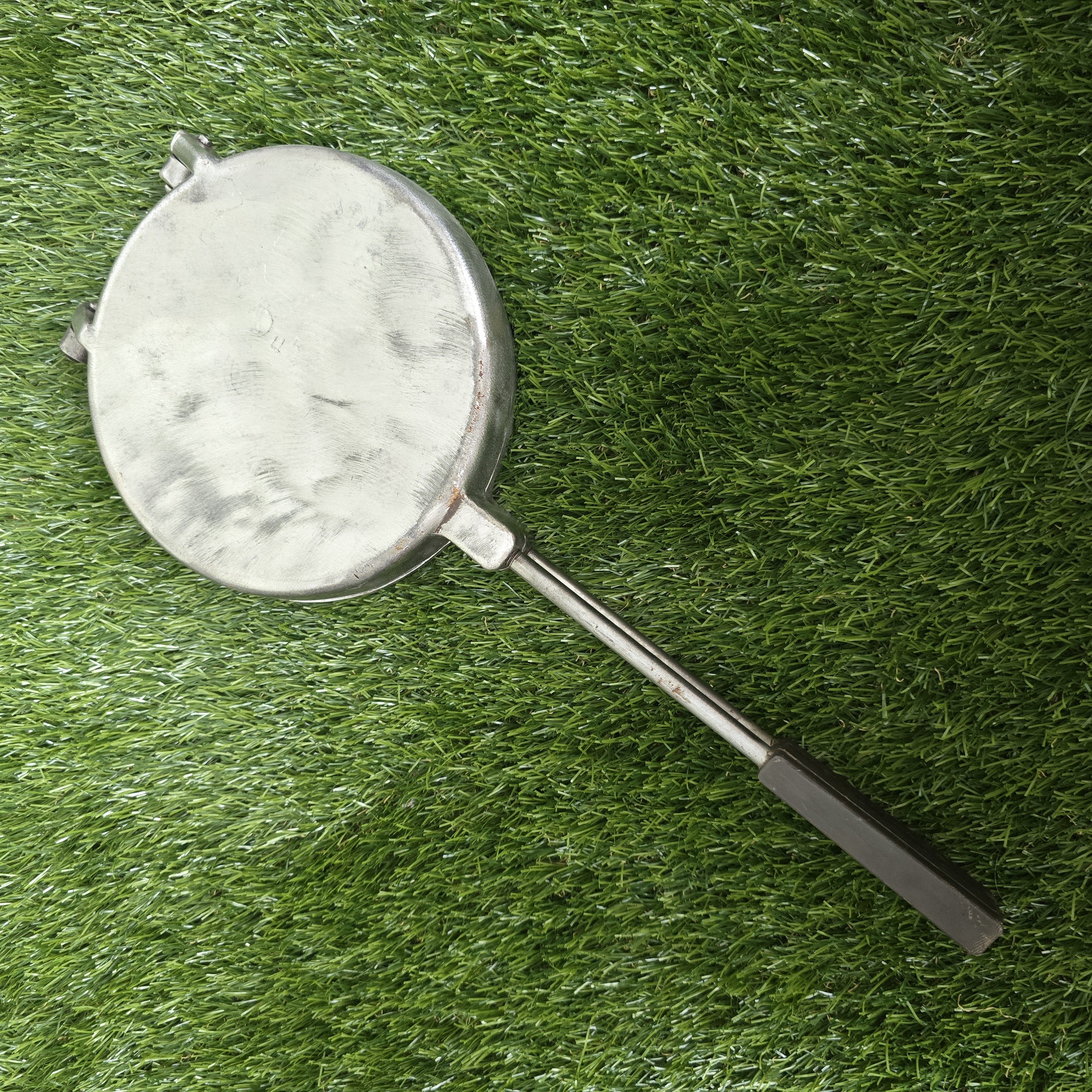 Senovinė asorti (2 gilės, 2 grybukai, 2 kriaušės, 2 kriauklytės, 2 gėlytės ir 2 kankorėžiai) keptuvė