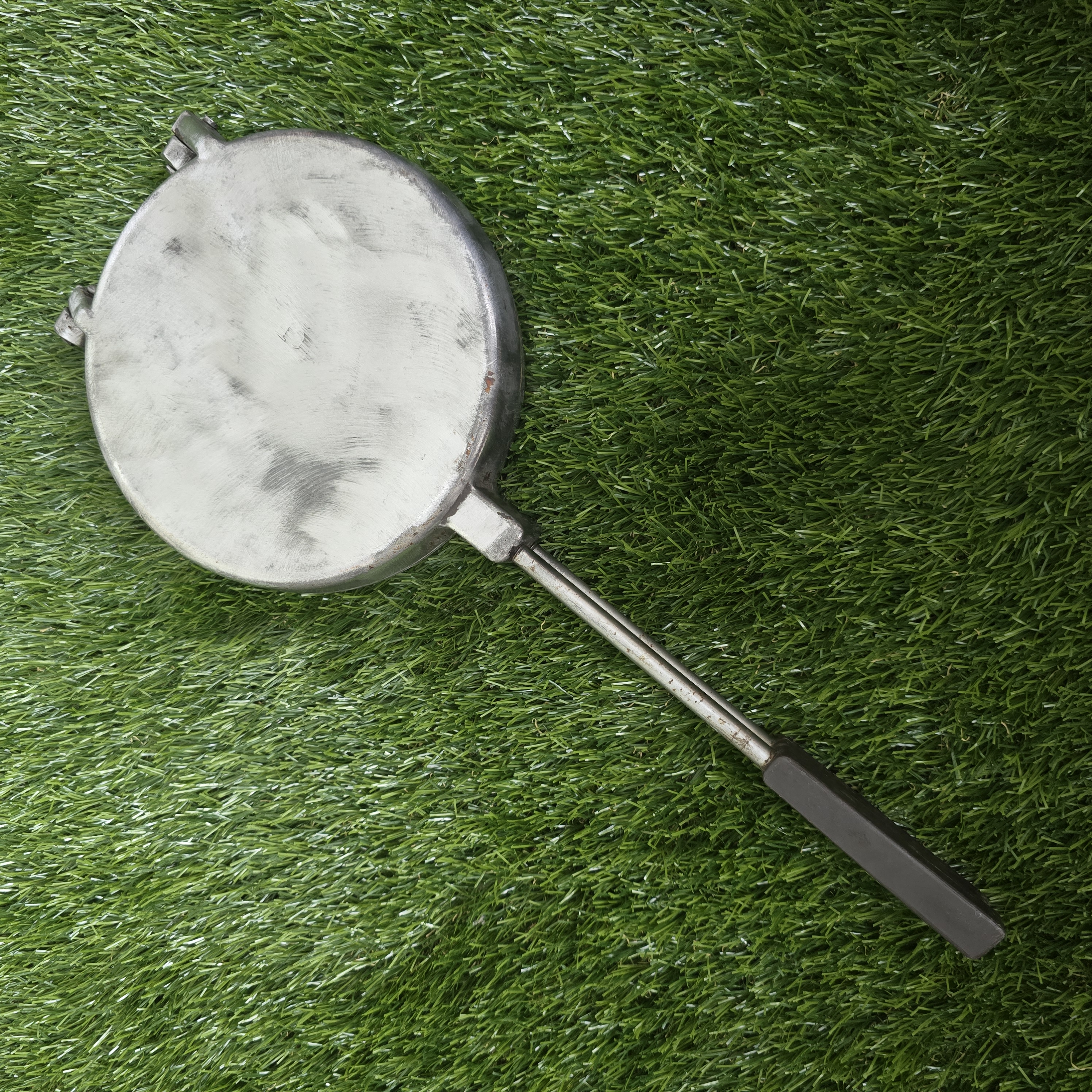 Senovinė asorti (2 gilės, 2 grybukai, 2 kriaušės, 2 kriauklytės, 2 gėlytės ir 2 kankorėžiai) keptuvė