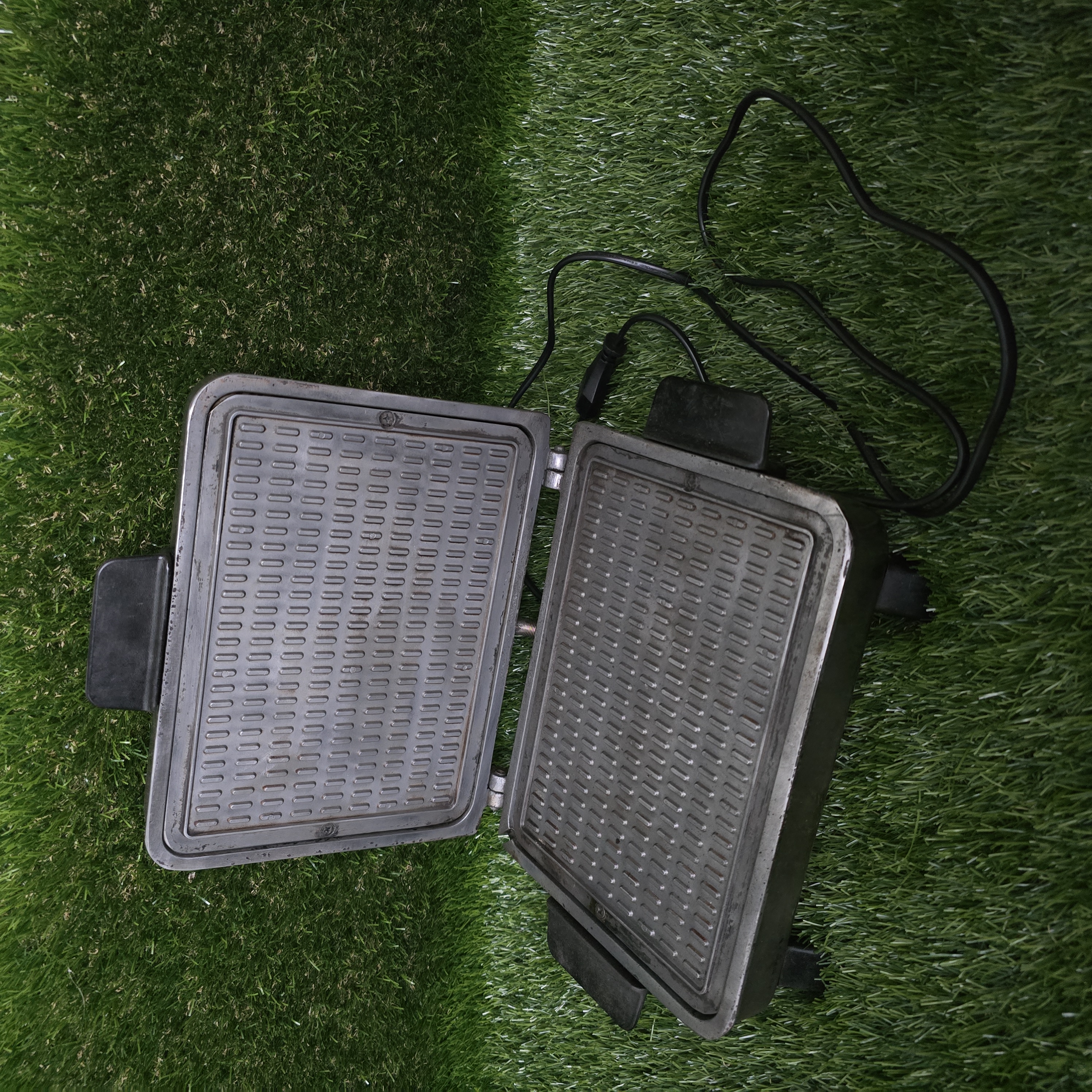 Senovinė elektrinė vaflinė su laidu