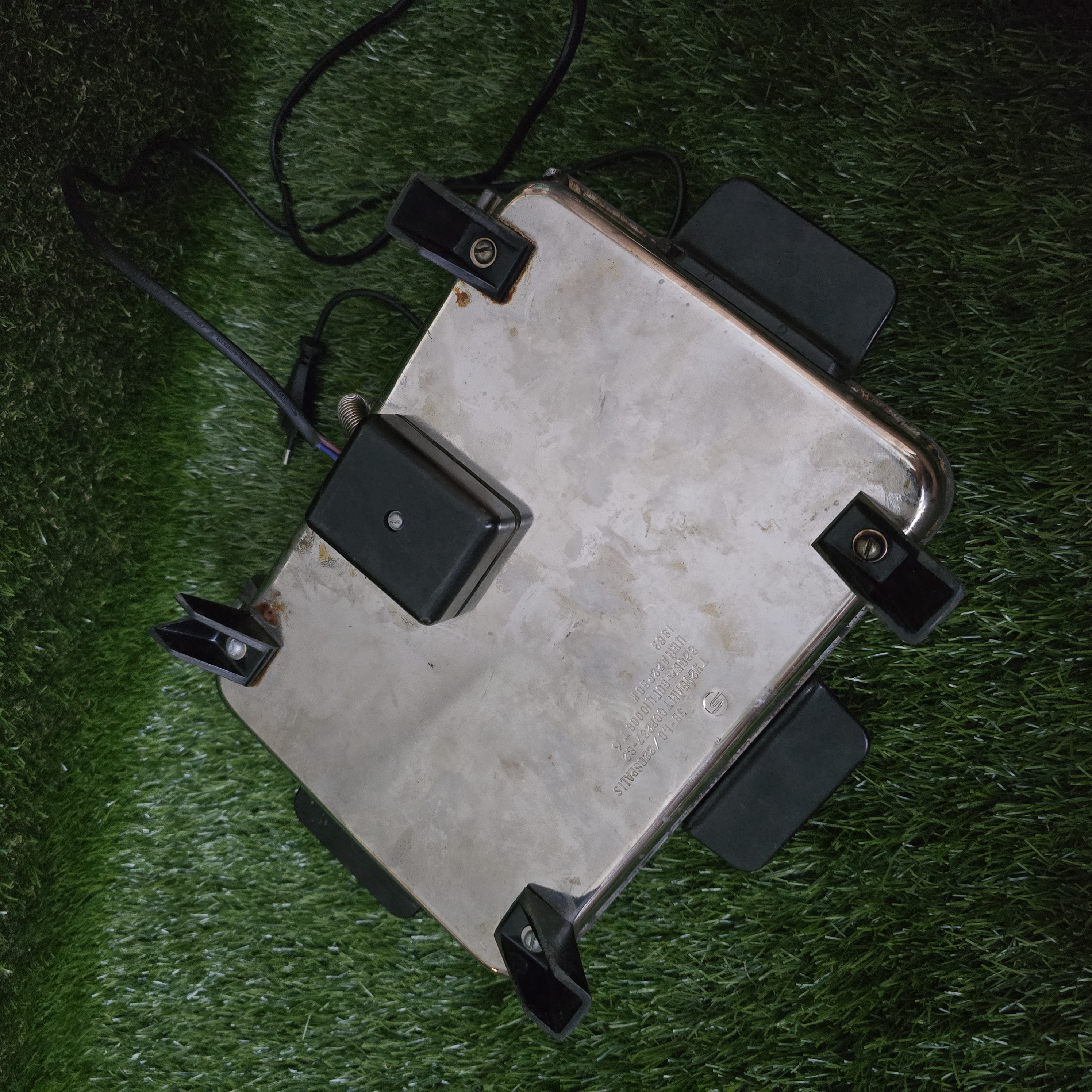 Senovinė elektrinė vaflinė su laidu