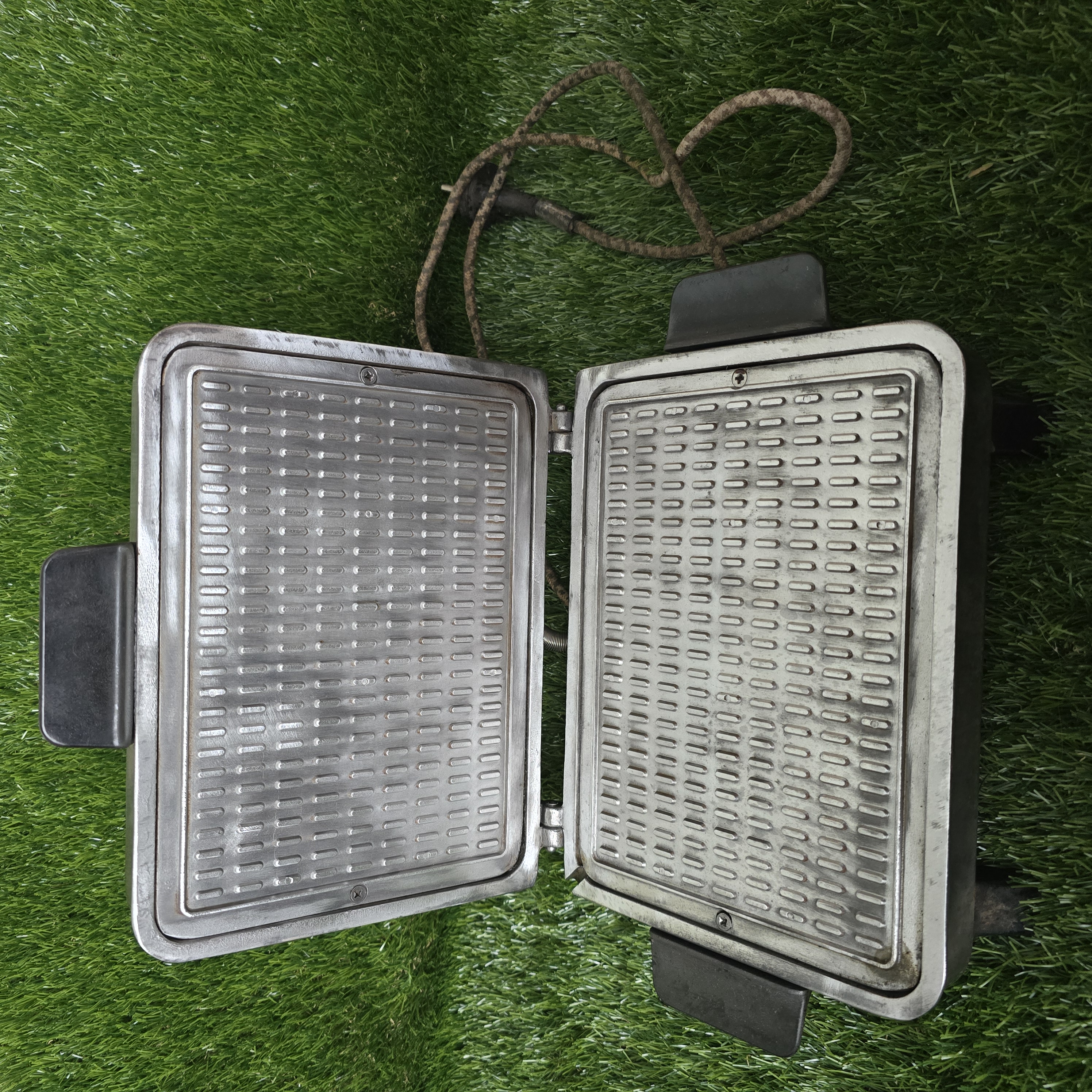 Senovinė elektrinė vaflinė su laidu (nuskilęs karščio reguliatorius)