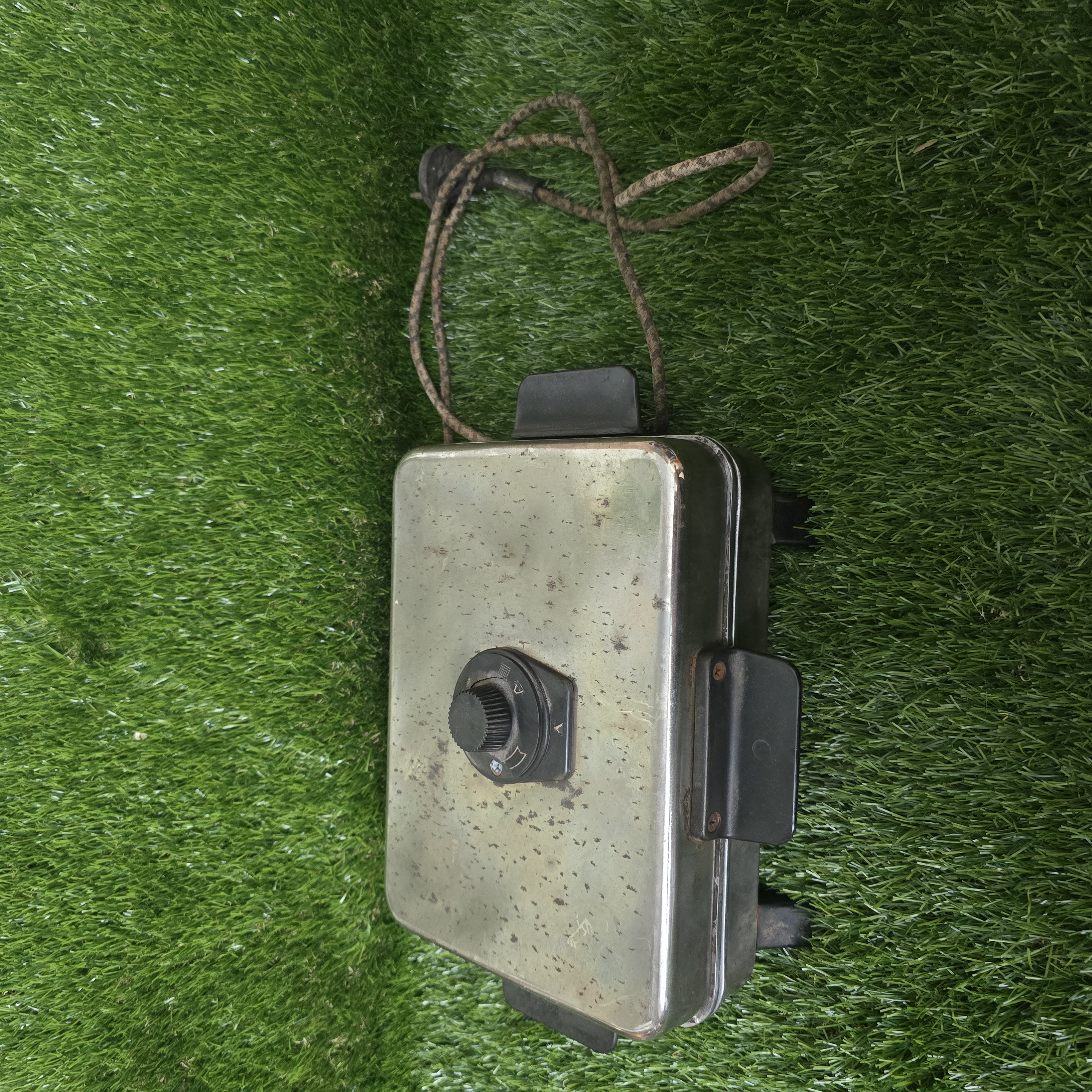 Senovinė elektrinė vaflinė su laidu (nuskilęs karščio reguliatorius)