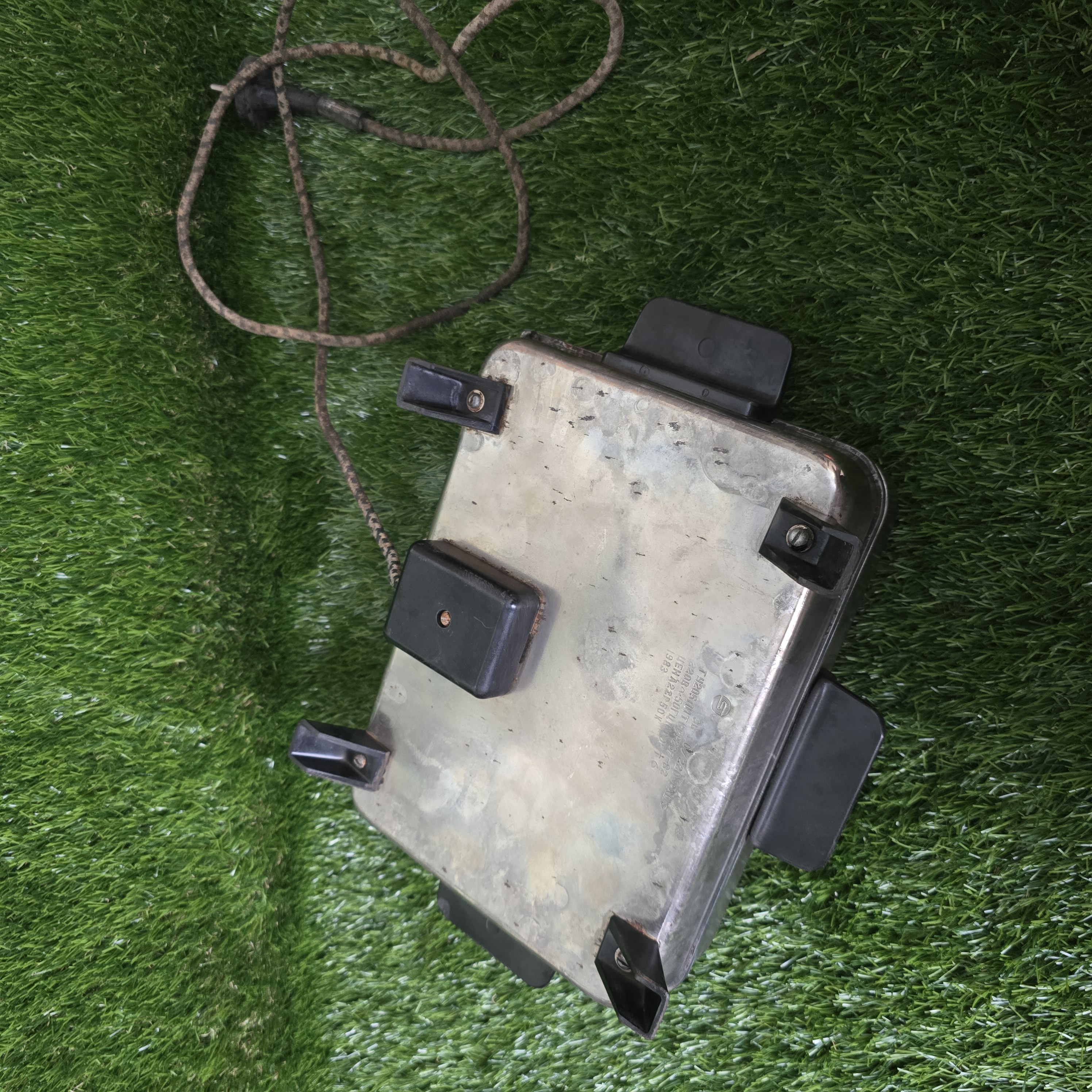 Senovinė elektrinė vaflinė su laidu (nuskilęs karščio reguliatorius)