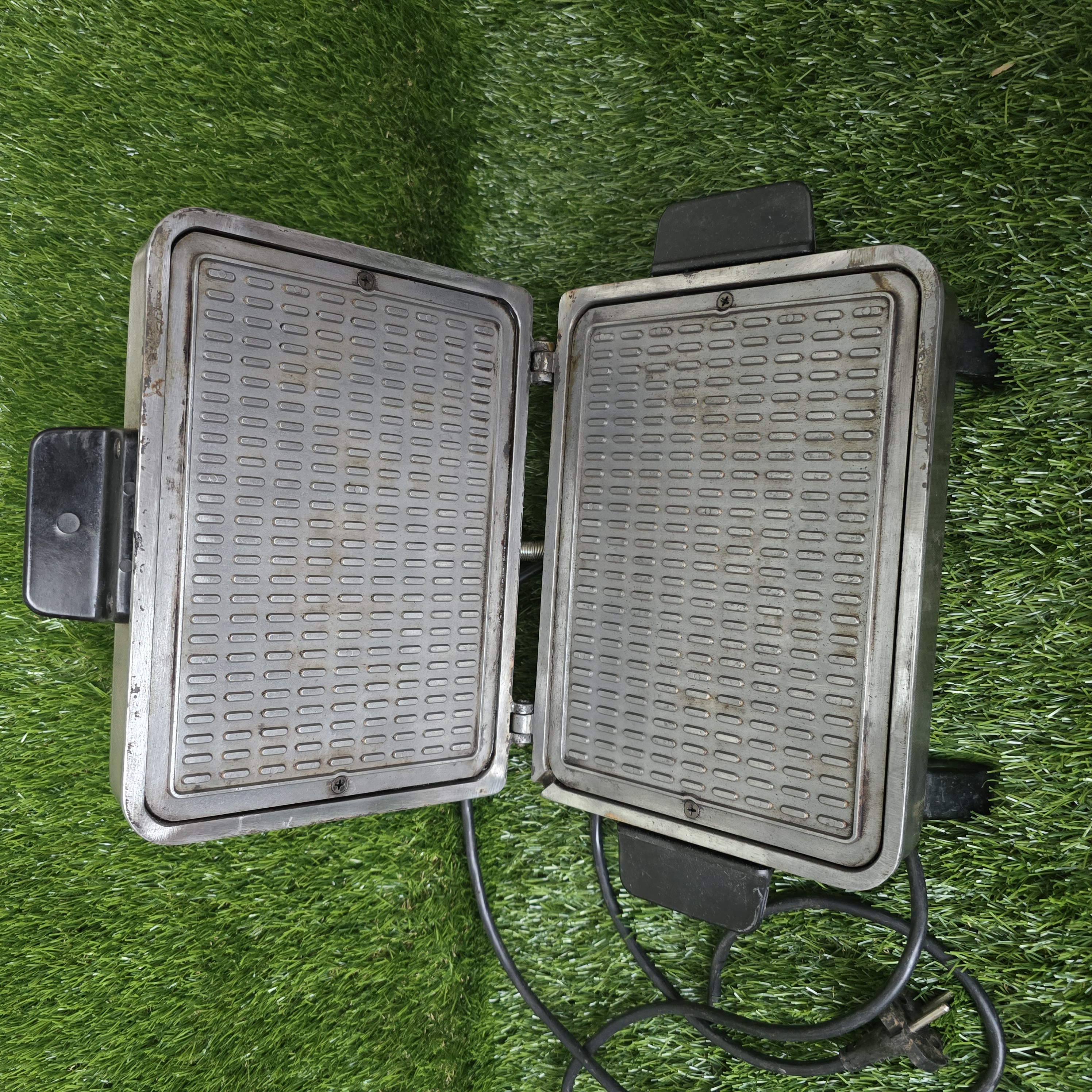 Senovinė elektrinė vaflinė su laidu (nuskilęs karščio reguliatorius)