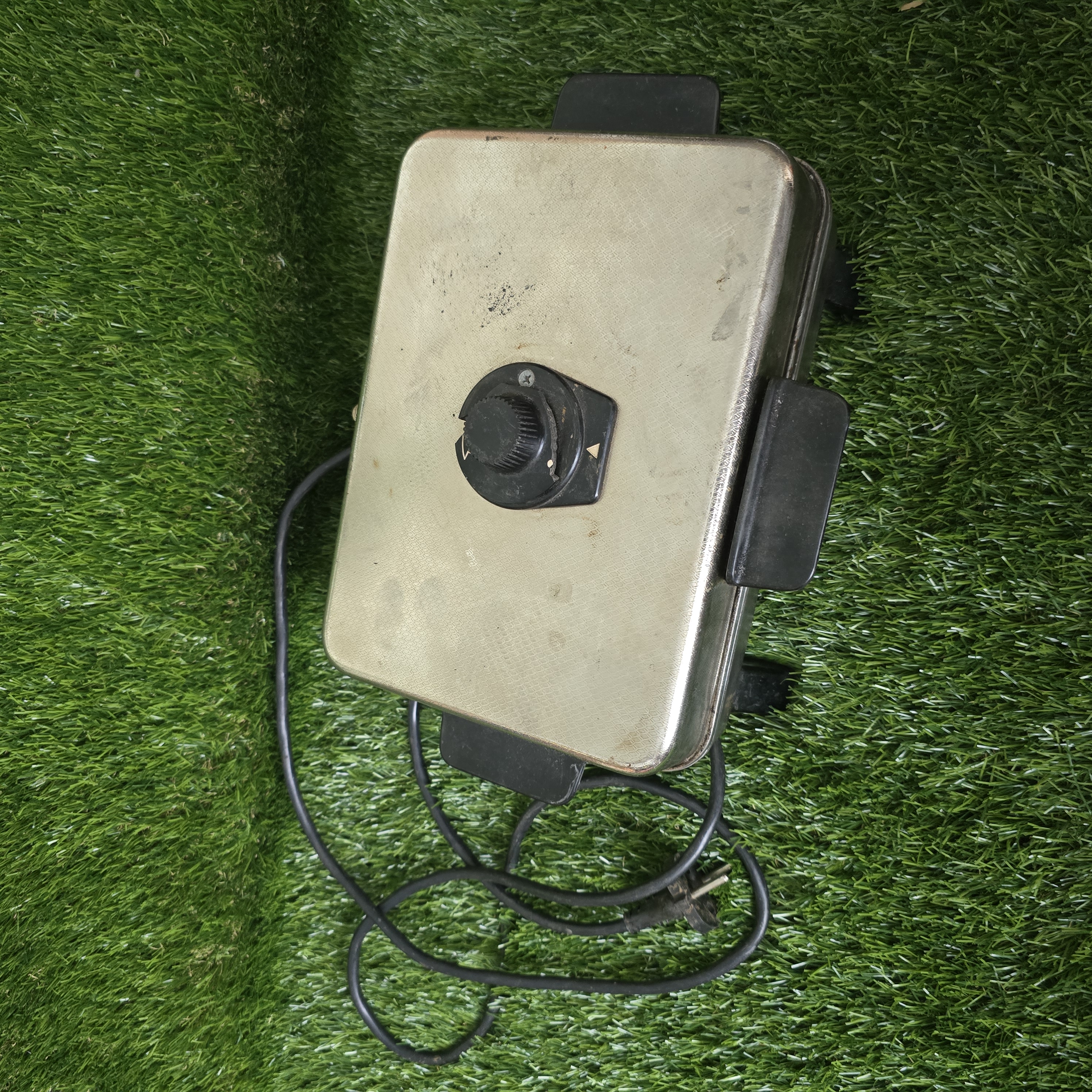 Senovinė elektrinė vaflinė su laidu (nuskilęs karščio reguliatorius)