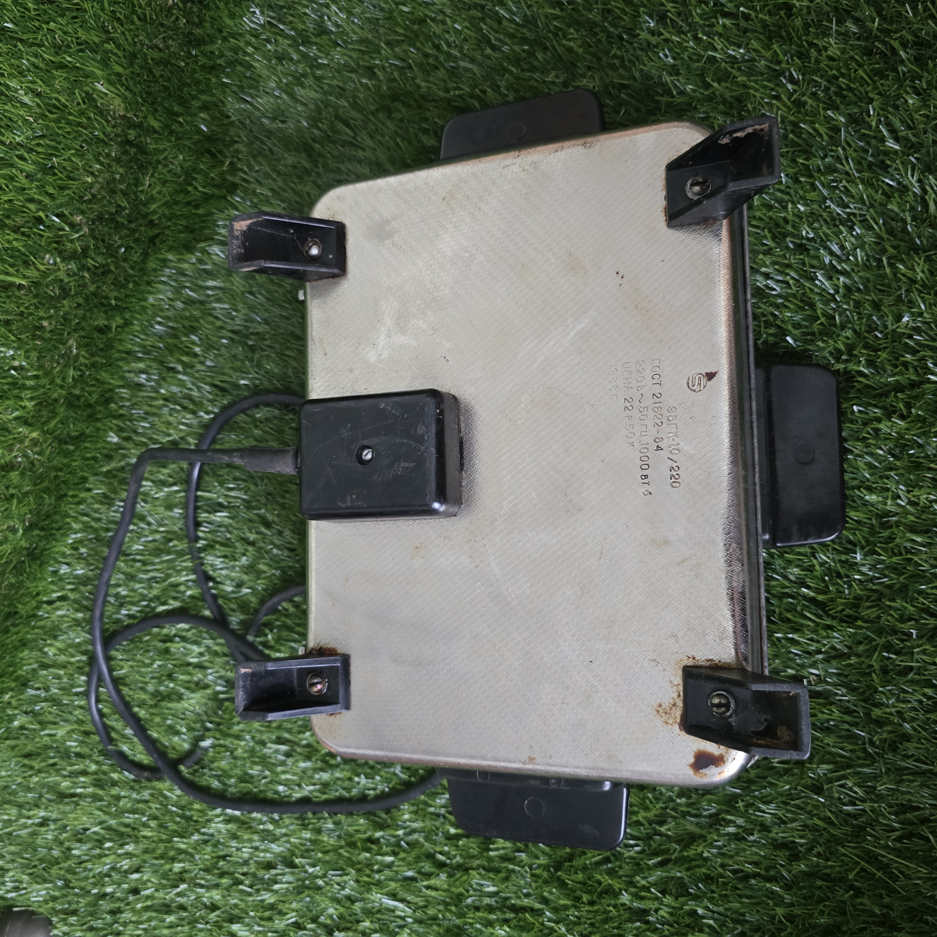 Senovinė elektrinė vaflinė su laidu (nuskilęs karščio reguliatorius)