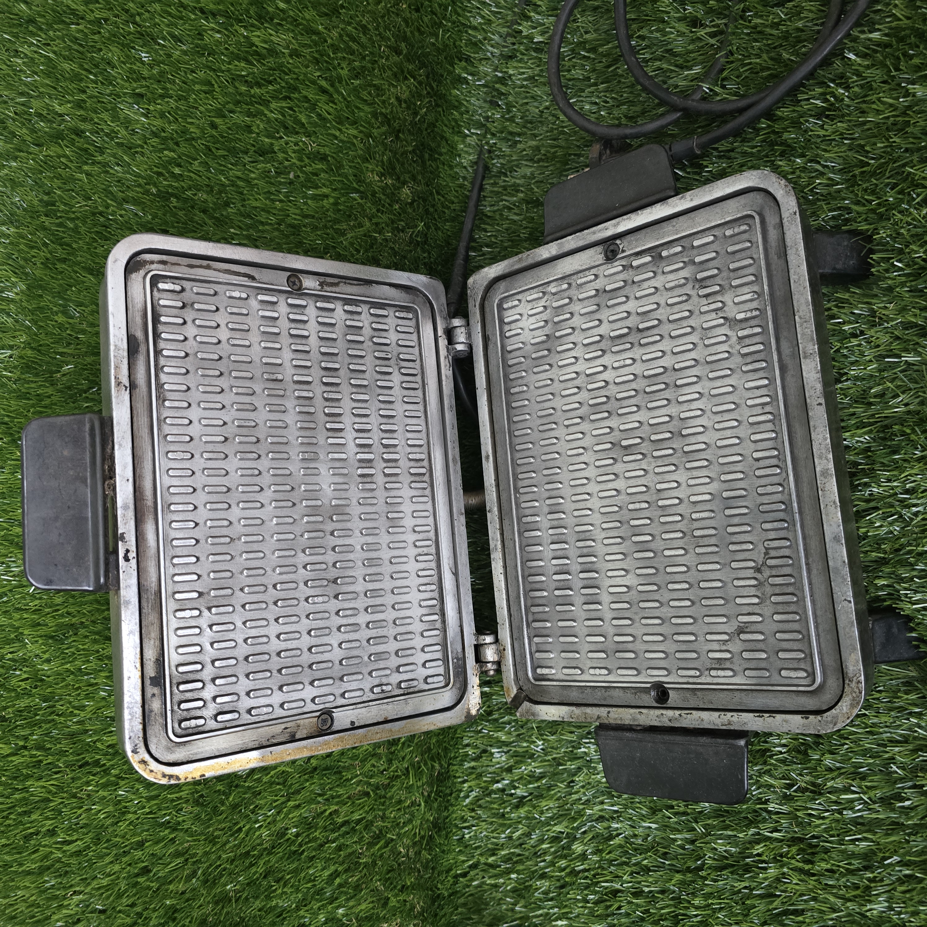 Senovinė elektrinė vaflinė su laidu