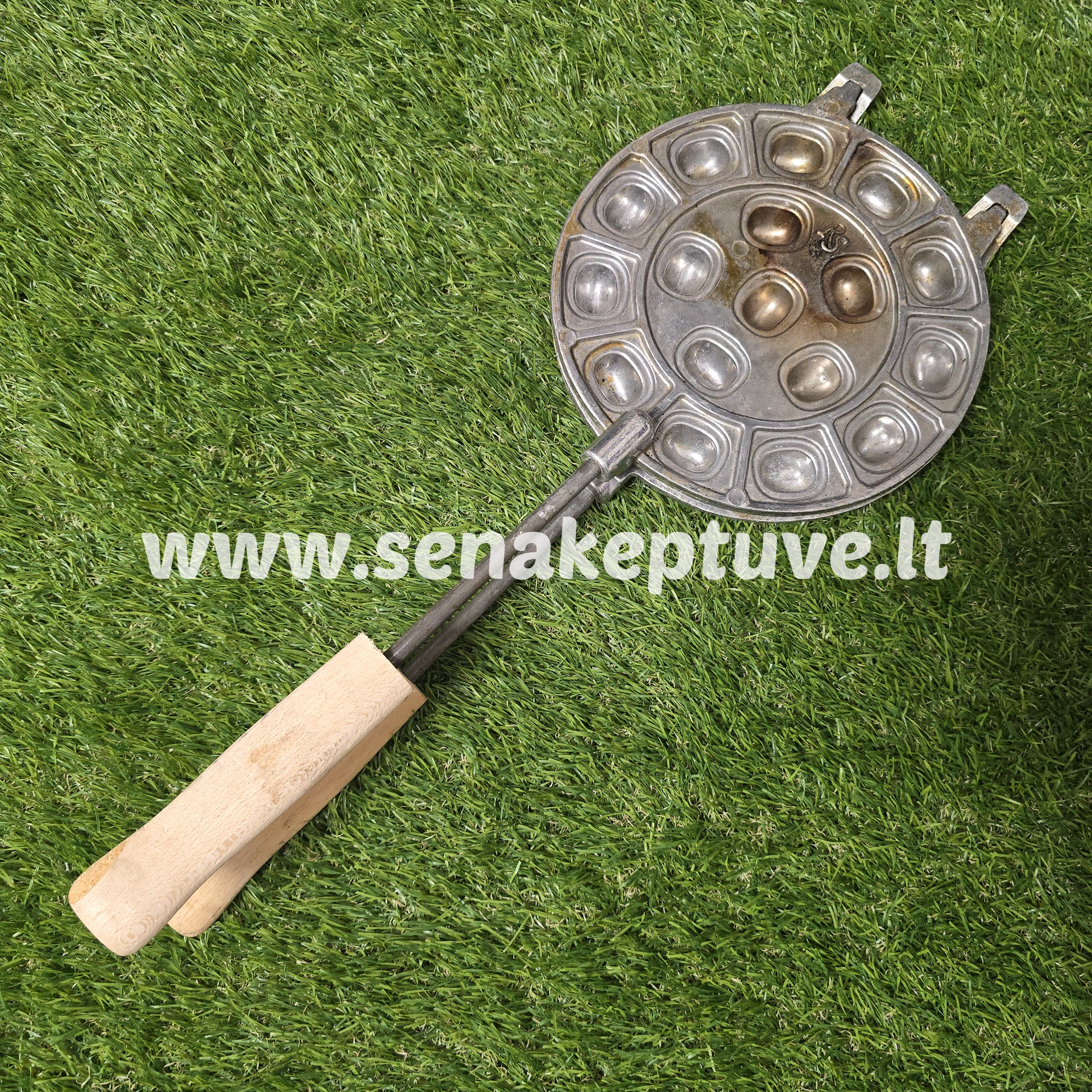 Senovinė riešutėlių keptuvė