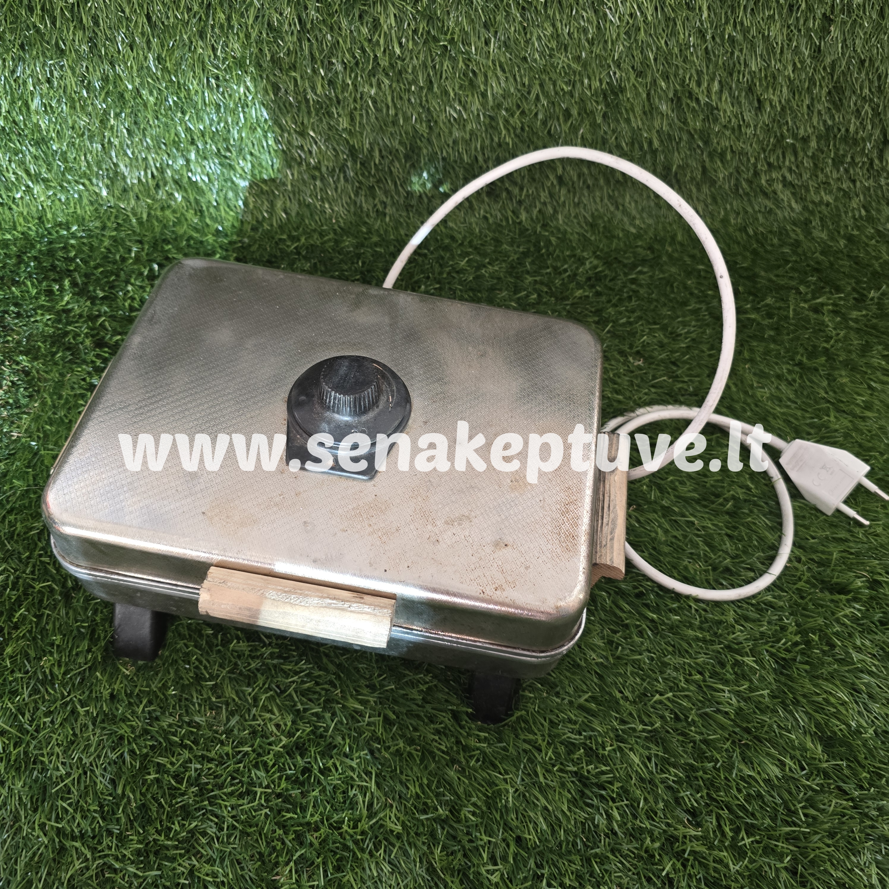 Senovinė elektrinė vaflinė su laidu