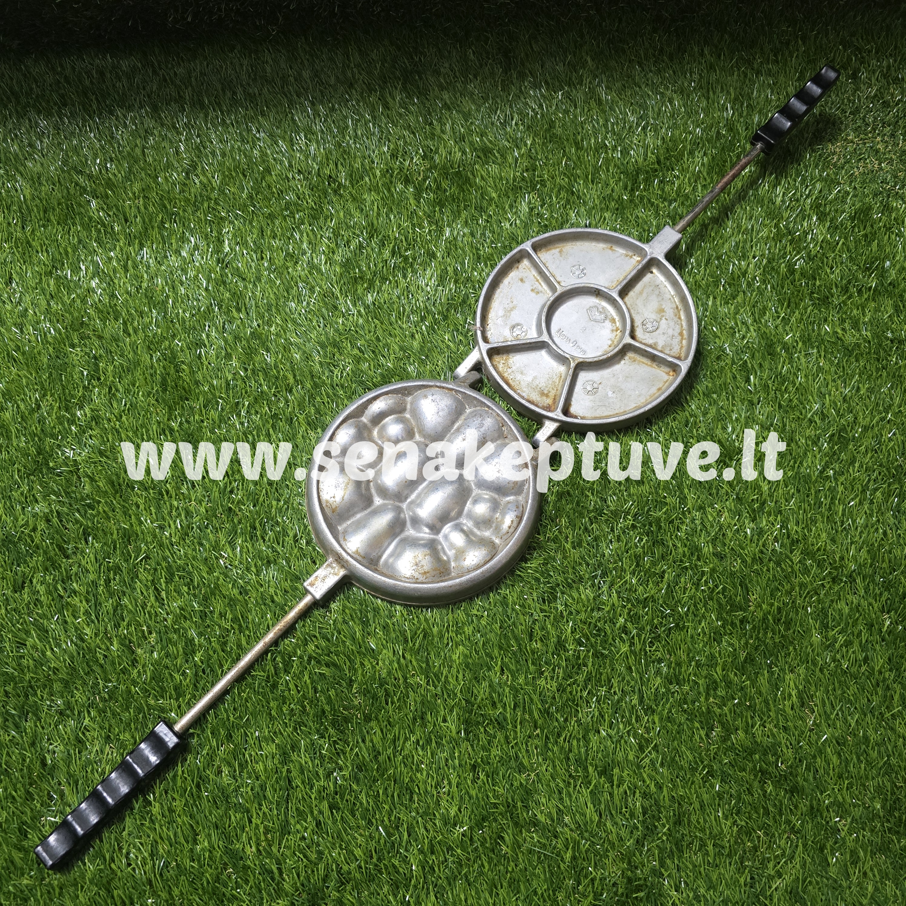 Senovinė asorti (2 gilės, 2 grybukai, 2 kriaušės, 2 kriauklytės, 2 gėlytės ir 2 kankorėžiai) keptuvė