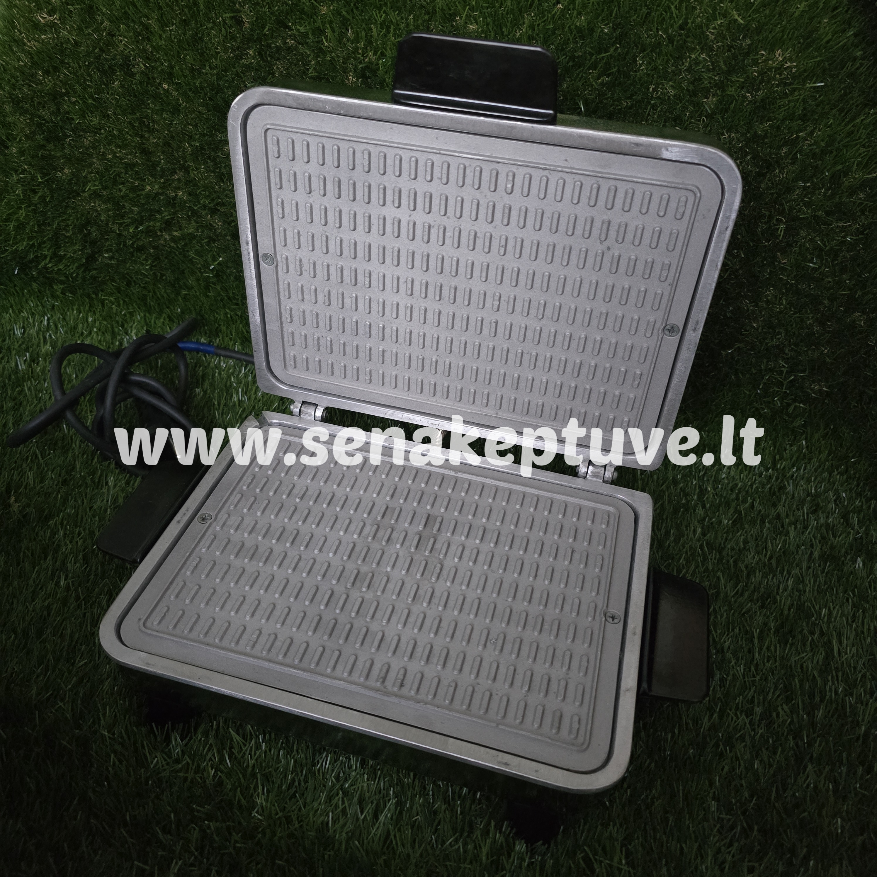 Mažai naudota senovinė elektrinė vaflinė su laidu