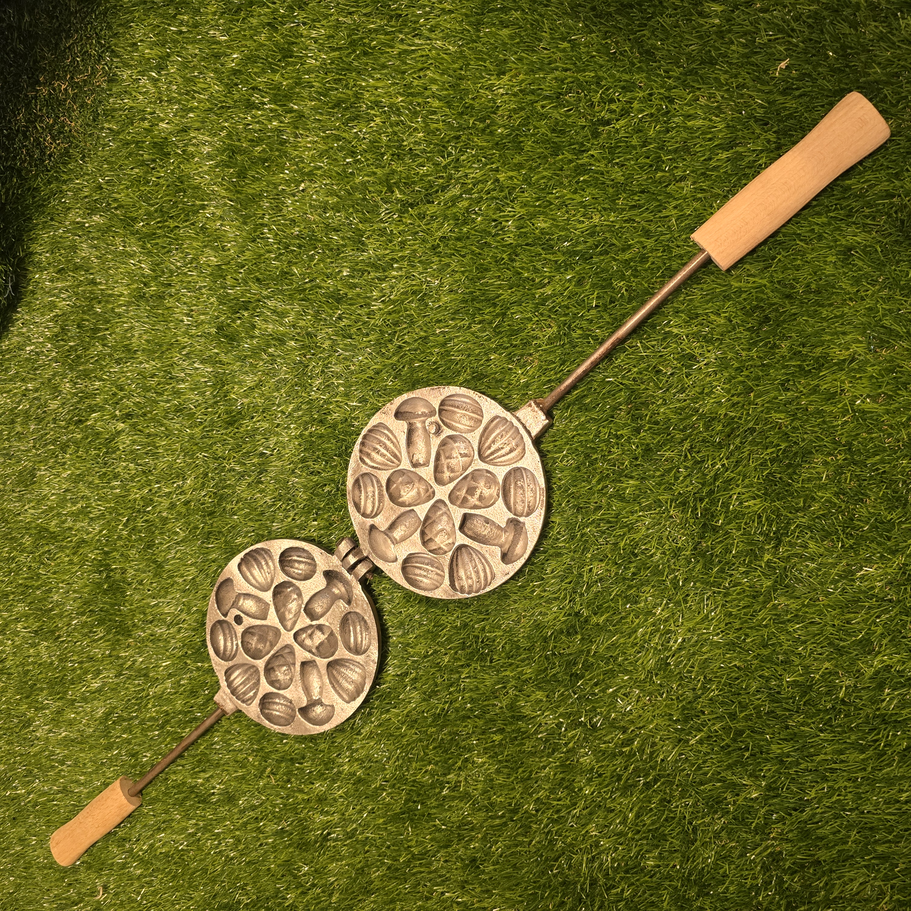 Senovinė asorti (3 grybukai, 4 kankorėžiai, 4 riešutėliai, 3 kriauklės) keptuvė