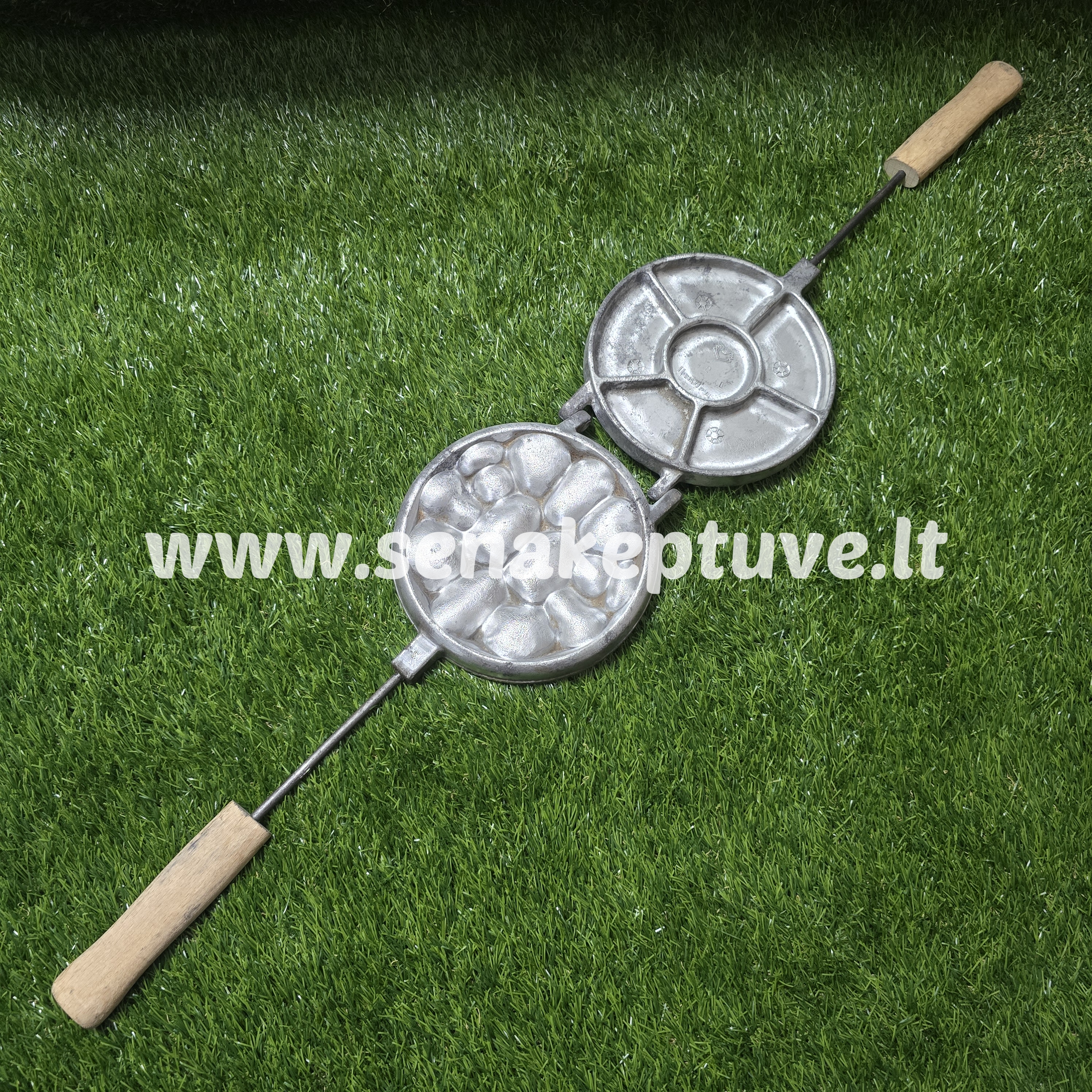 Senovinė asorti (2 gilės, 2 grybukai, 2 kriaušės, 2 kriauklytės, 2 gėlytės ir 2 kankorėžiai) keptuvė