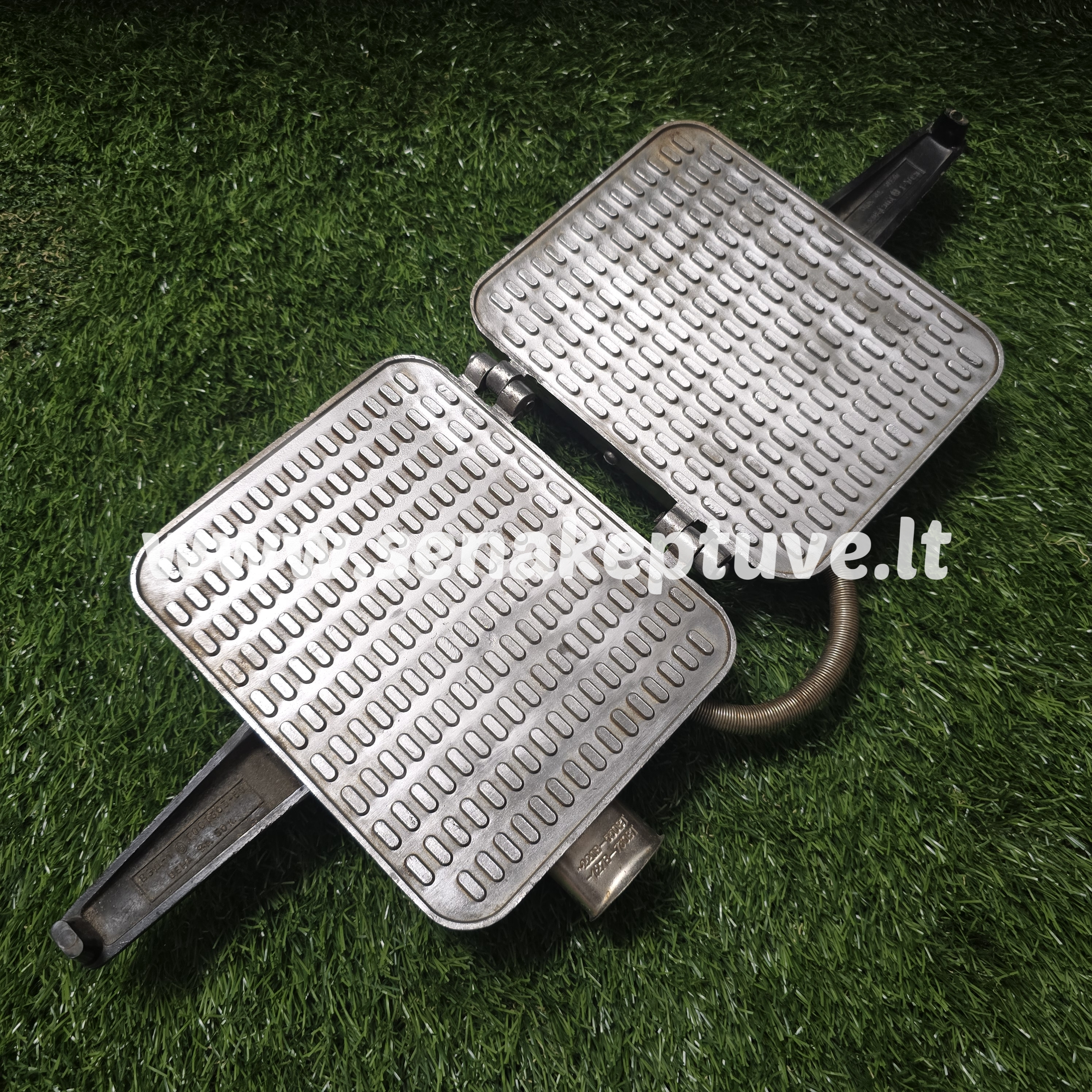 Senovinė elektrinė vaflinė su laidu