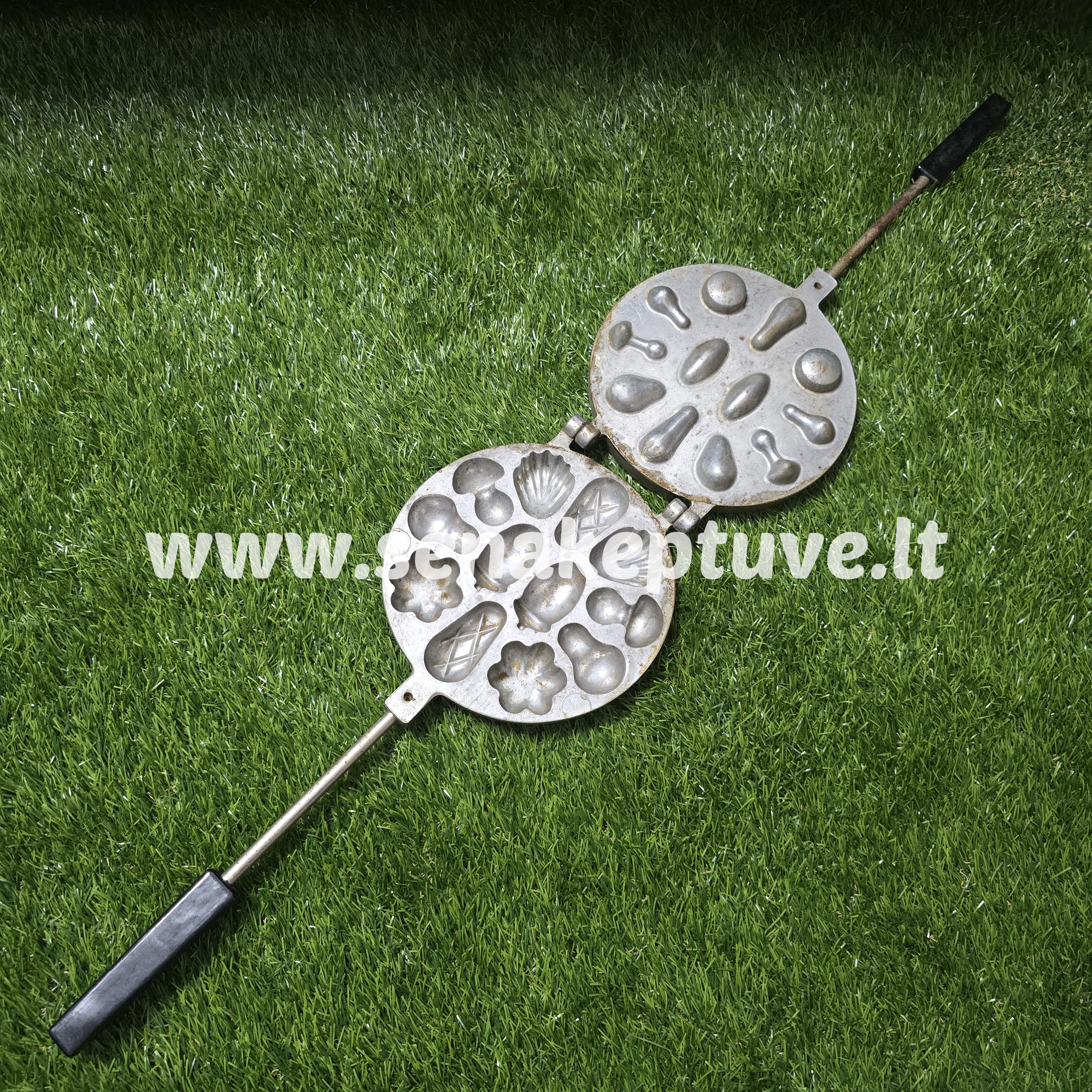 Senovinė asorti (2 gilės, 2 grybukai, 2 kriaušės, 2 kriauklytės, 2 gėlytės ir 2 kankorėžiai) keptuvė