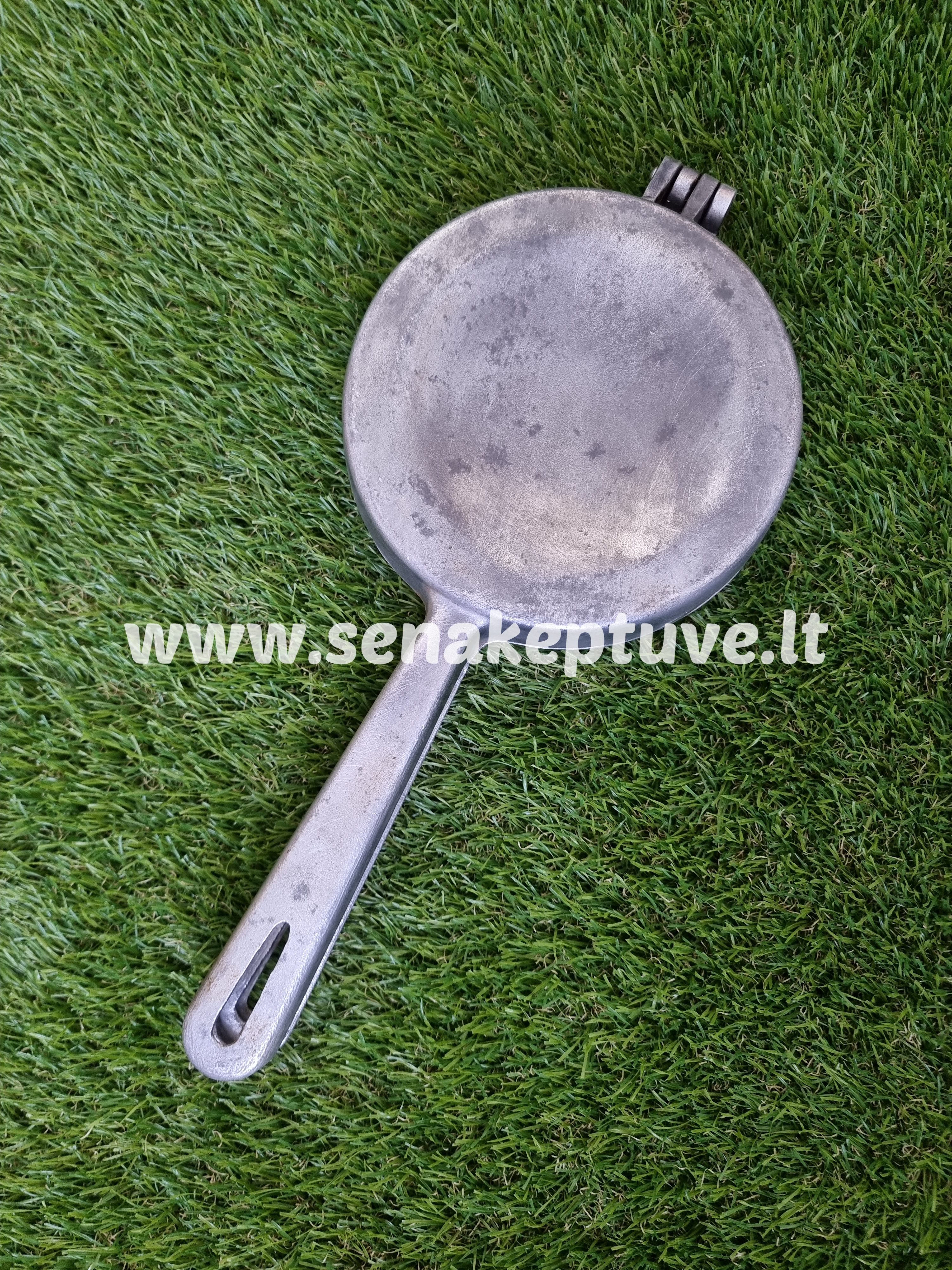 Senovinė asorti (4 voveraitės, riešutėlis ir klevo lapas) keptuvė