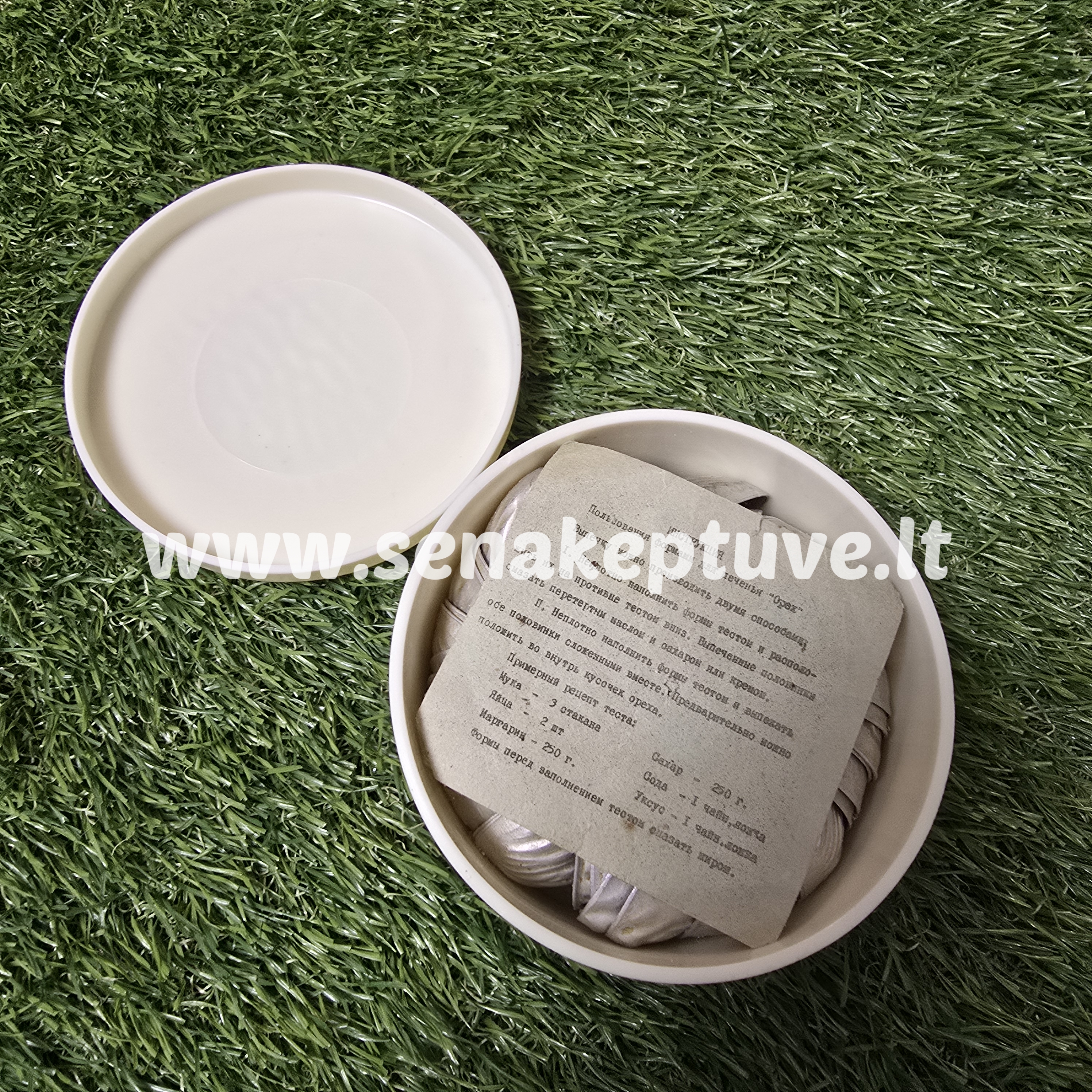 Senovinių riešutėlių formelių rinkinys dėžutėje