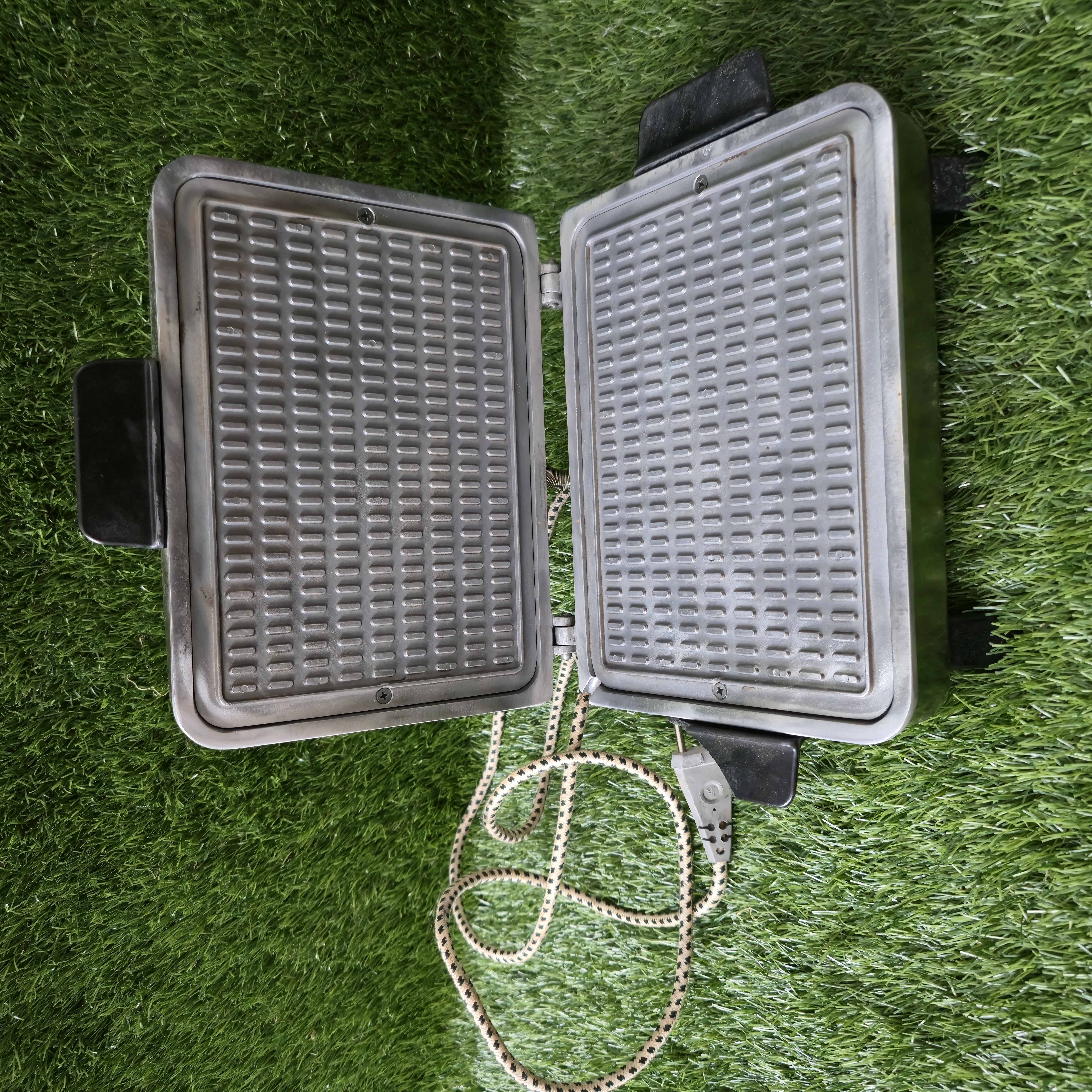 Senovinė elektrinė vaflinė su laidu (nuskelta šoninė rankenėlė)