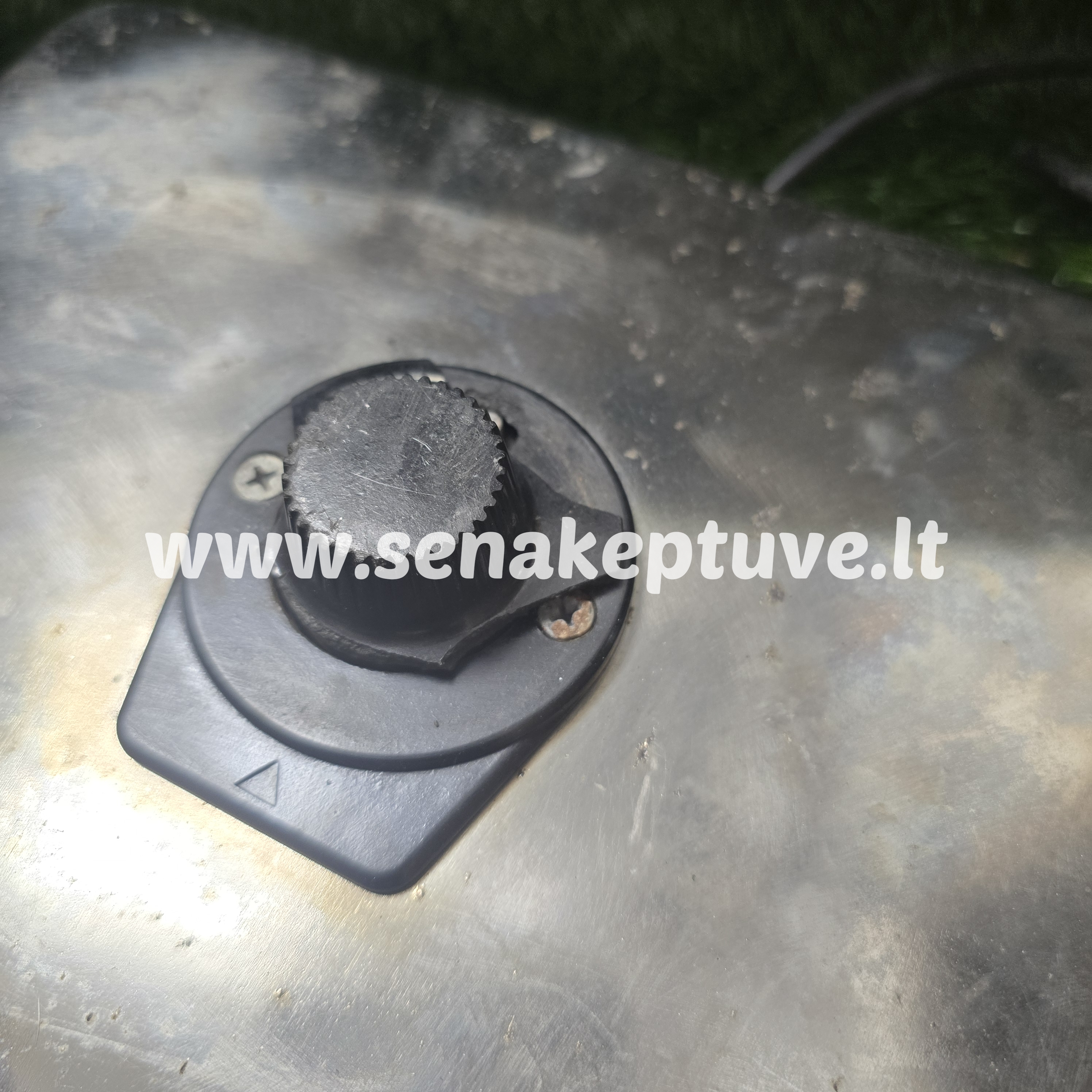 Senovinė elektrinė vaflinė su laidu (nuskilusi karščio reguliatoriaus dalis)