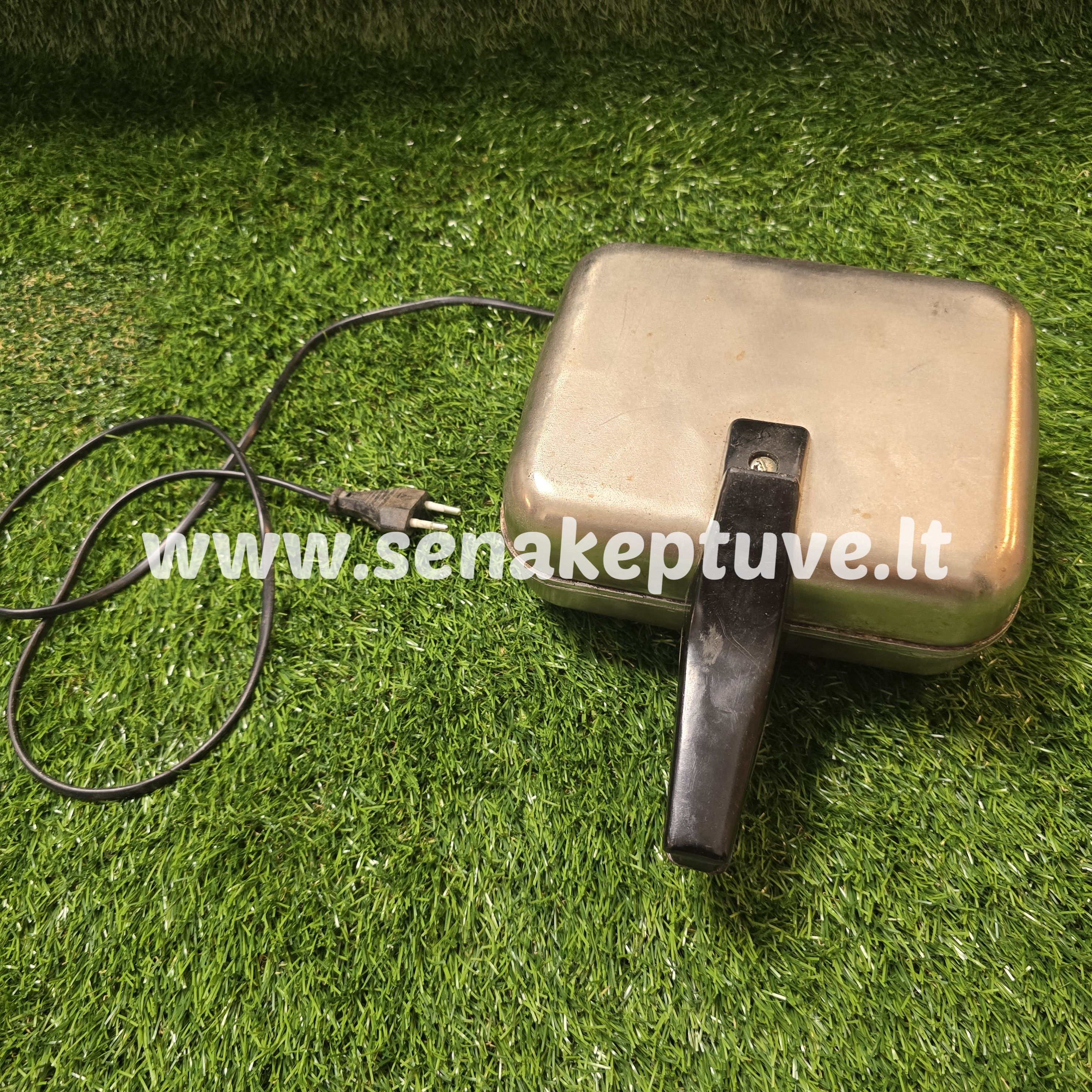 Senovinė elektrinė vaflinė su laidu