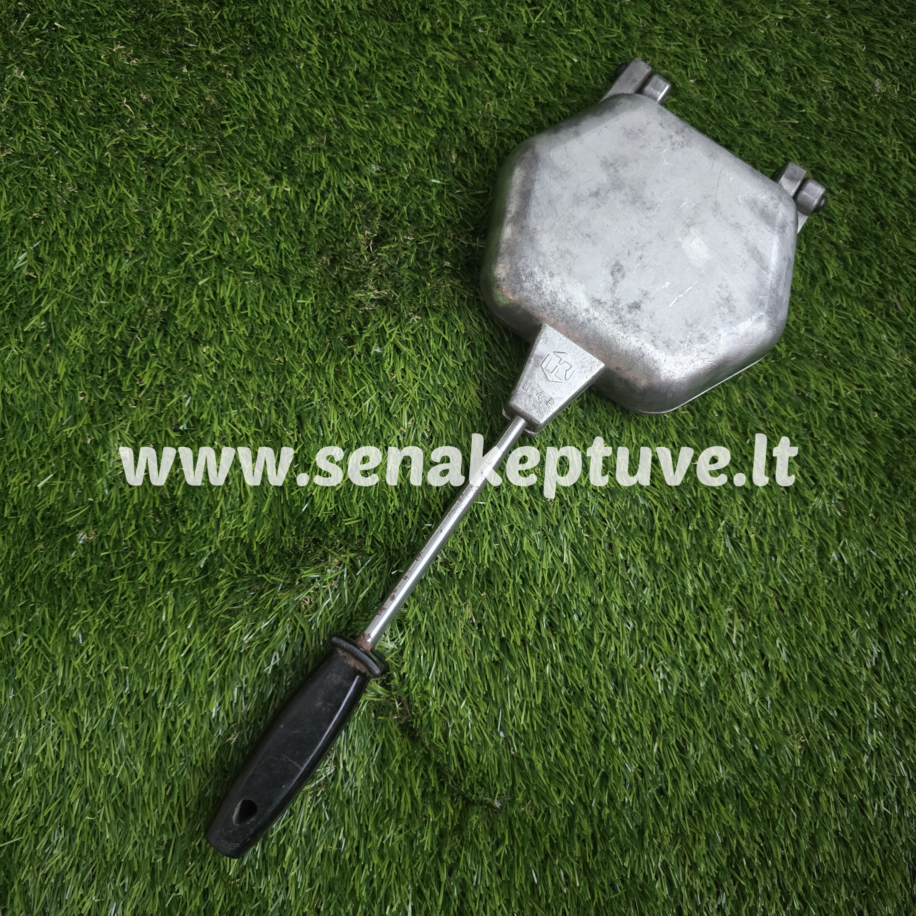 Senovinė riešutėlių keptuvė