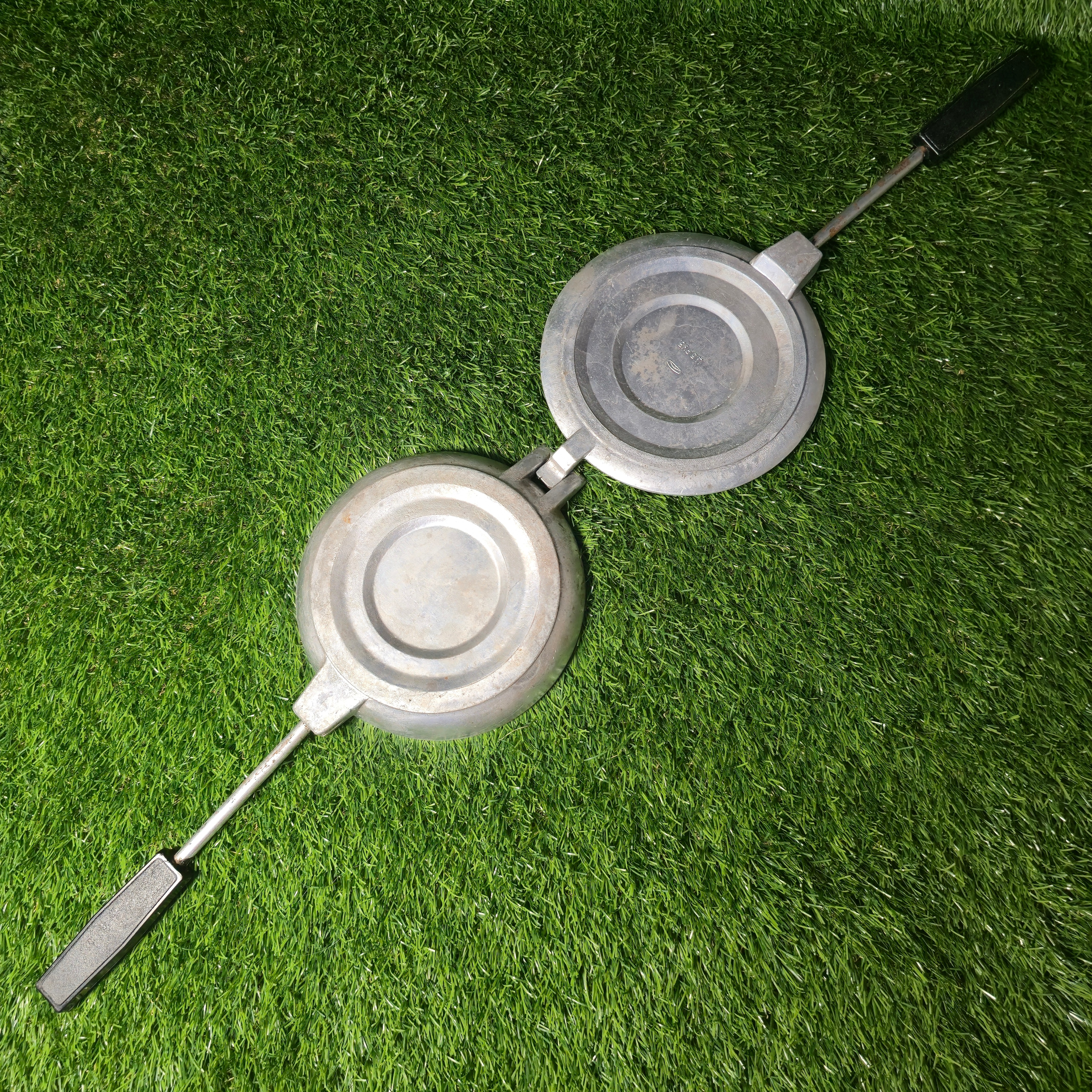 Senovinė asorti (2 voveraitės, 2 grybukai ir 4 kankorėžiai) keptuvė