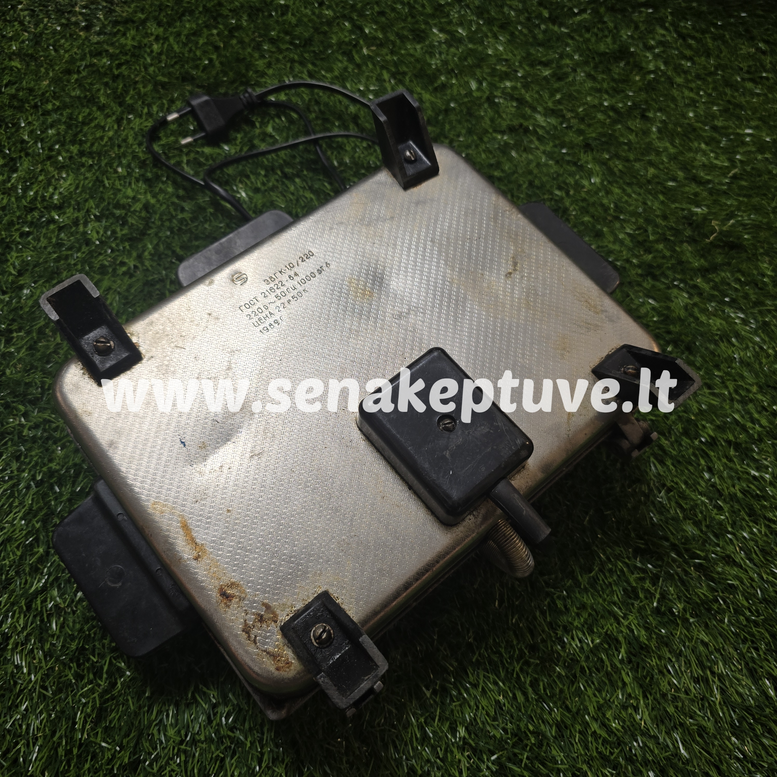 Senovinė elektrinė vaflinė su laidu (nuskilęs karščio reguliatorius)