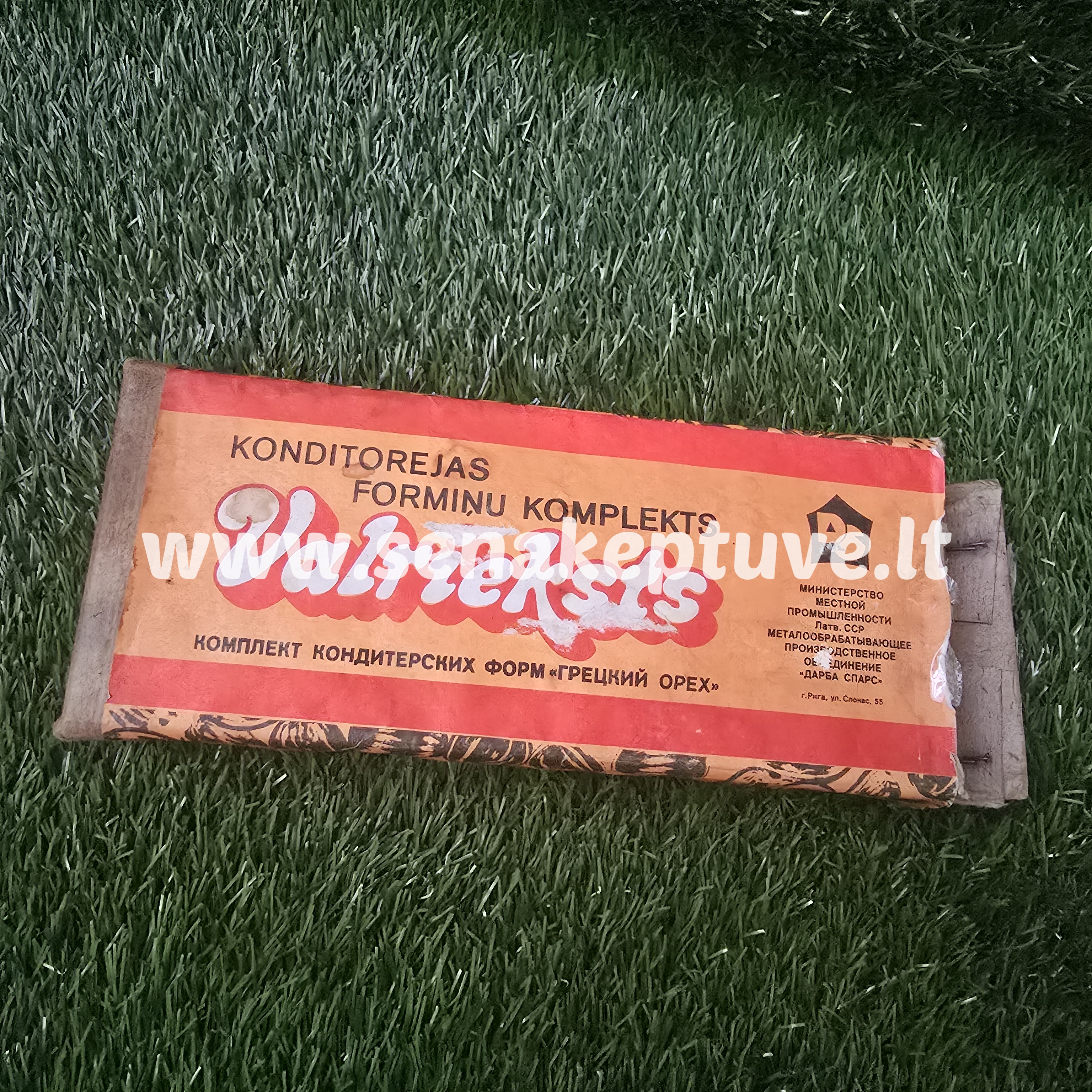 Senovinės riešutėlių formelės su originalia dėžute ir naudojimosi instrukcija