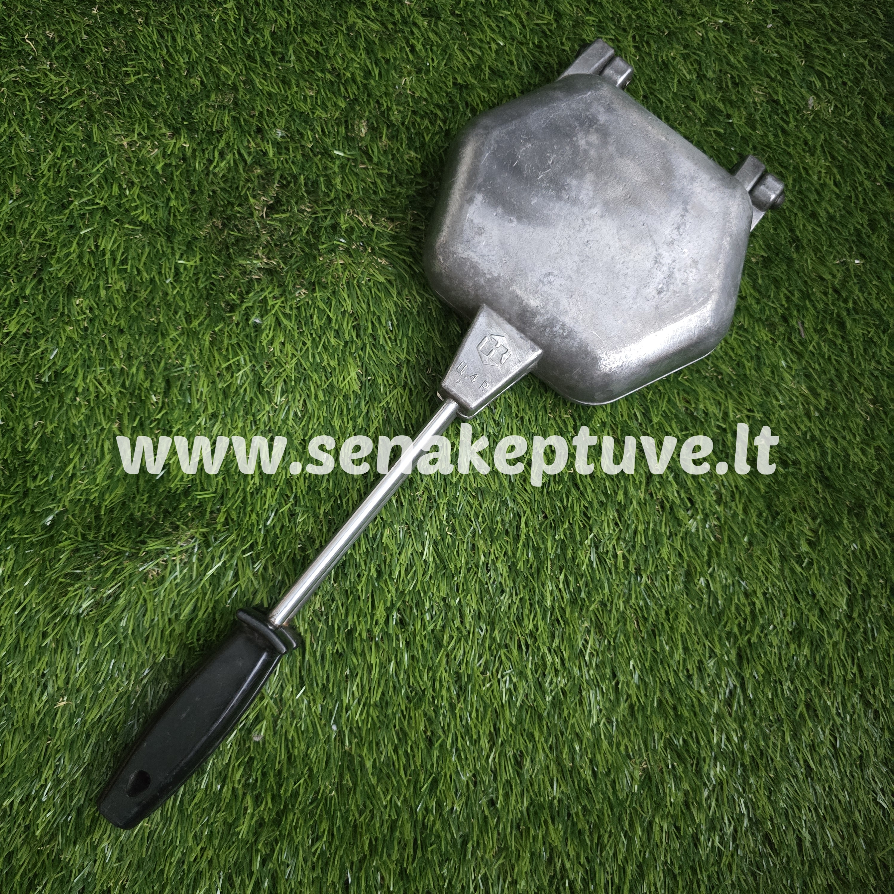 Senovinė riešutėlių keptuvė