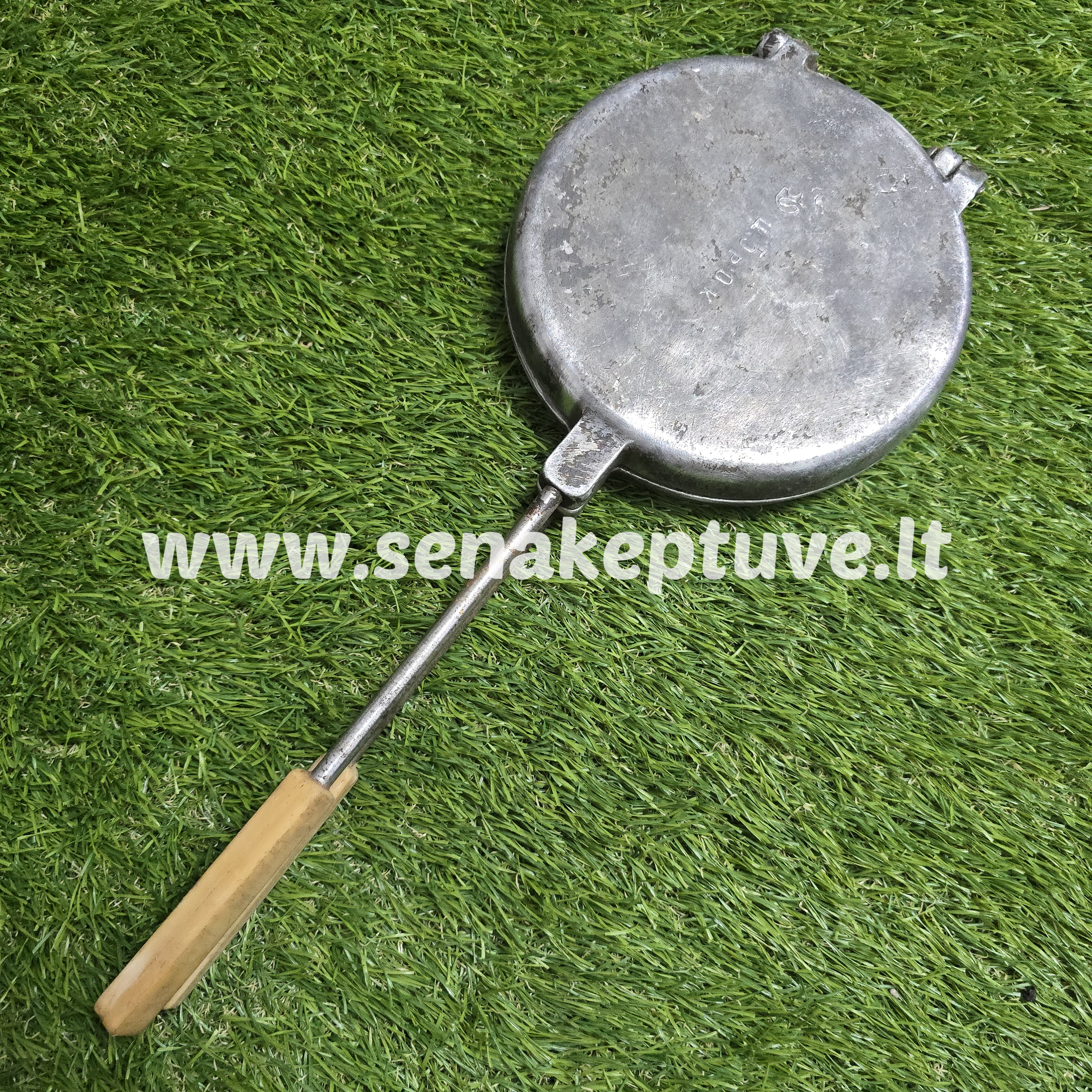 Senovinė asorti (2 gilės, 2 grybukai, 2 kriaušės, 2 kriauklytės, 2 gėlytės ir 2 kankorėžiai) keptuvė