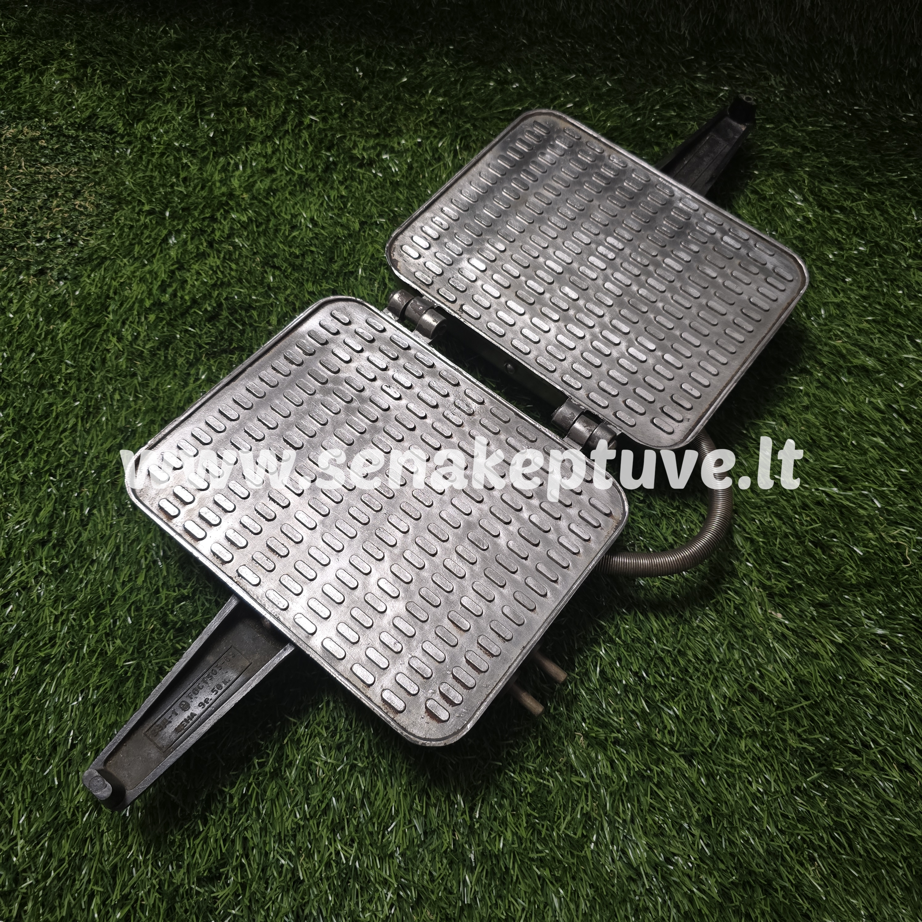 Senovinė elektrinė vaflinė su laidu (nukritusi laido skardelė)