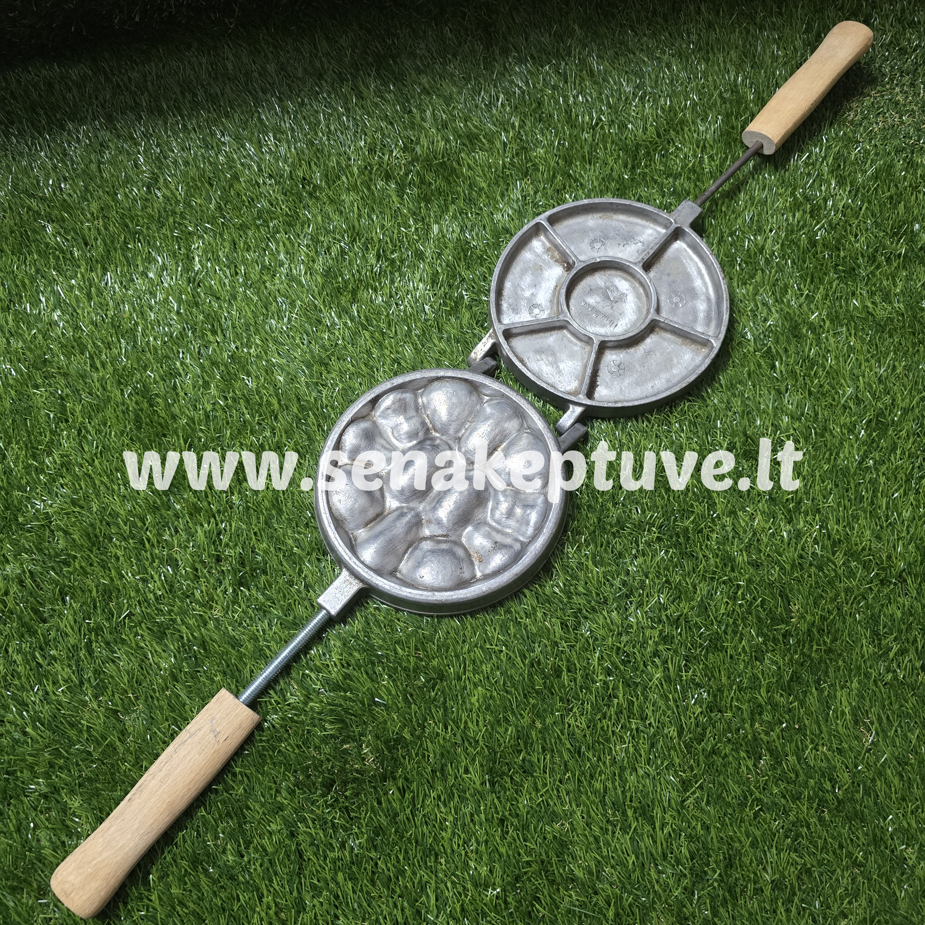 Senovinė asorti (2 gilės, 2 grybukai, 2 kriaušės, 2 kriauklytės, 2 gėlytės ir 2 kankorėžiai) keptuvė