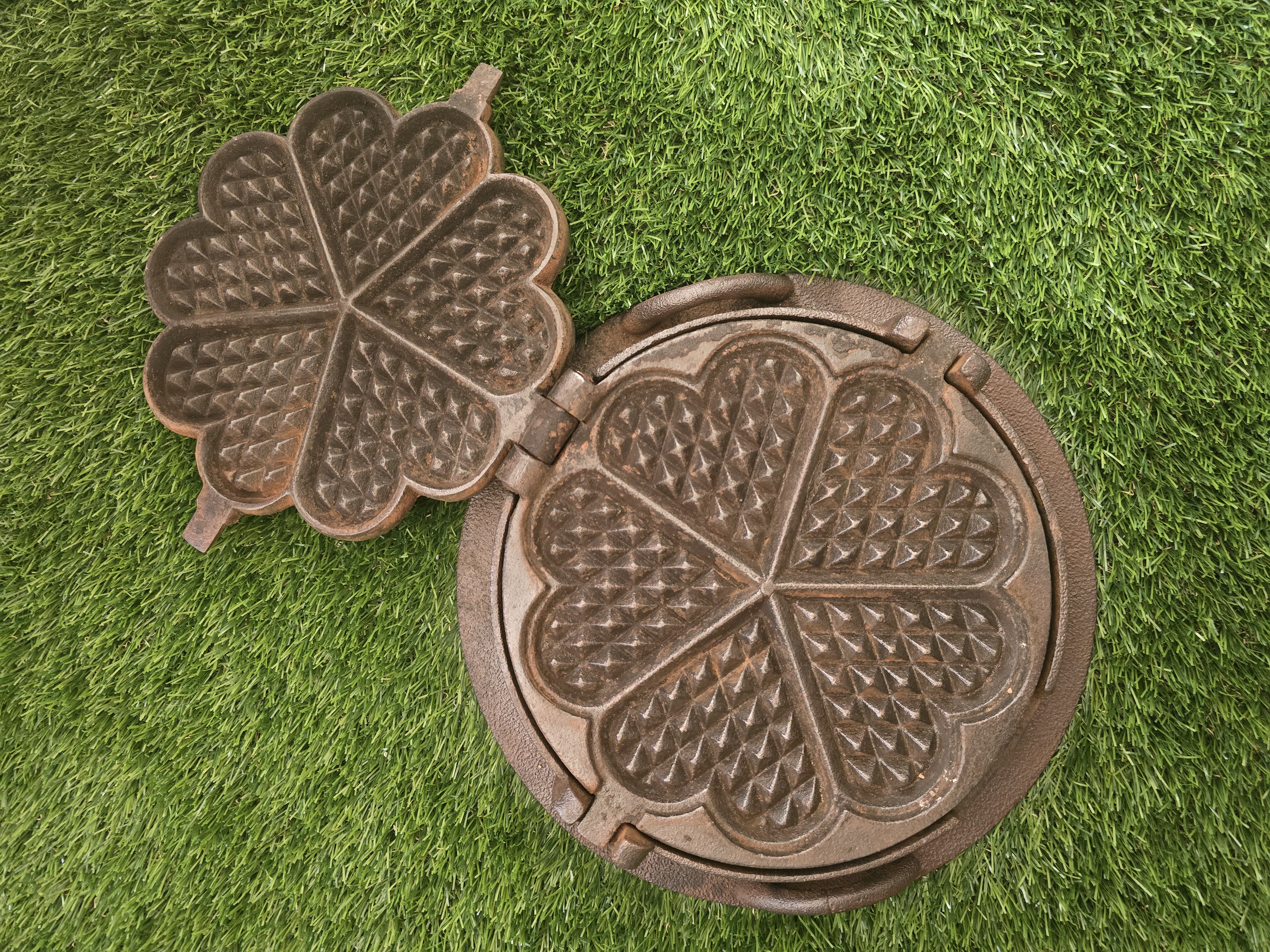 Senovinė vartoma čirvinių blynų keptuvė su rinkėmis