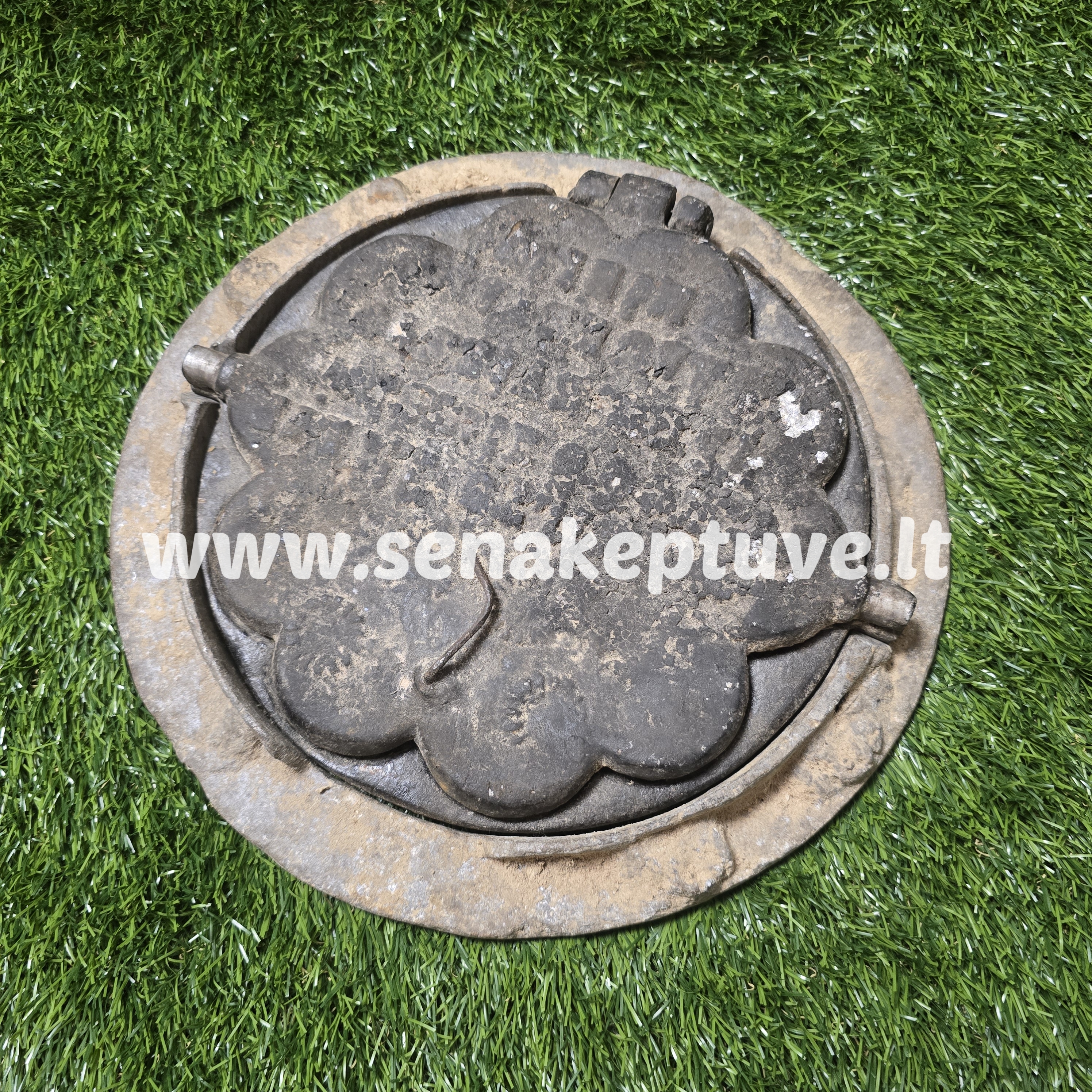 Senovinė aliumininė vartoma čirvinių blynų keptuvė su žiedu ir receptu