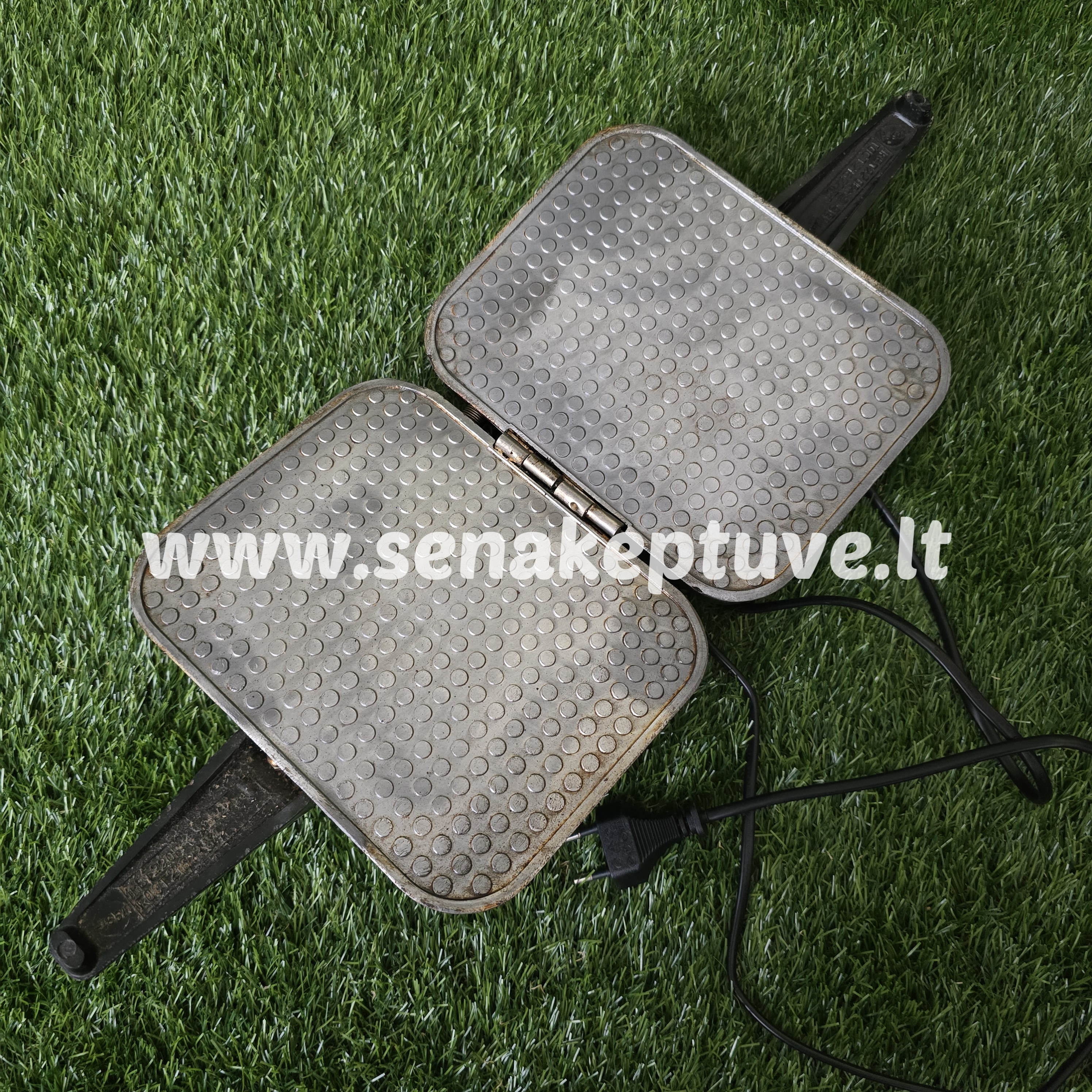 Senovinė elektrinė vaflinė su laidu (kreivas vyris)