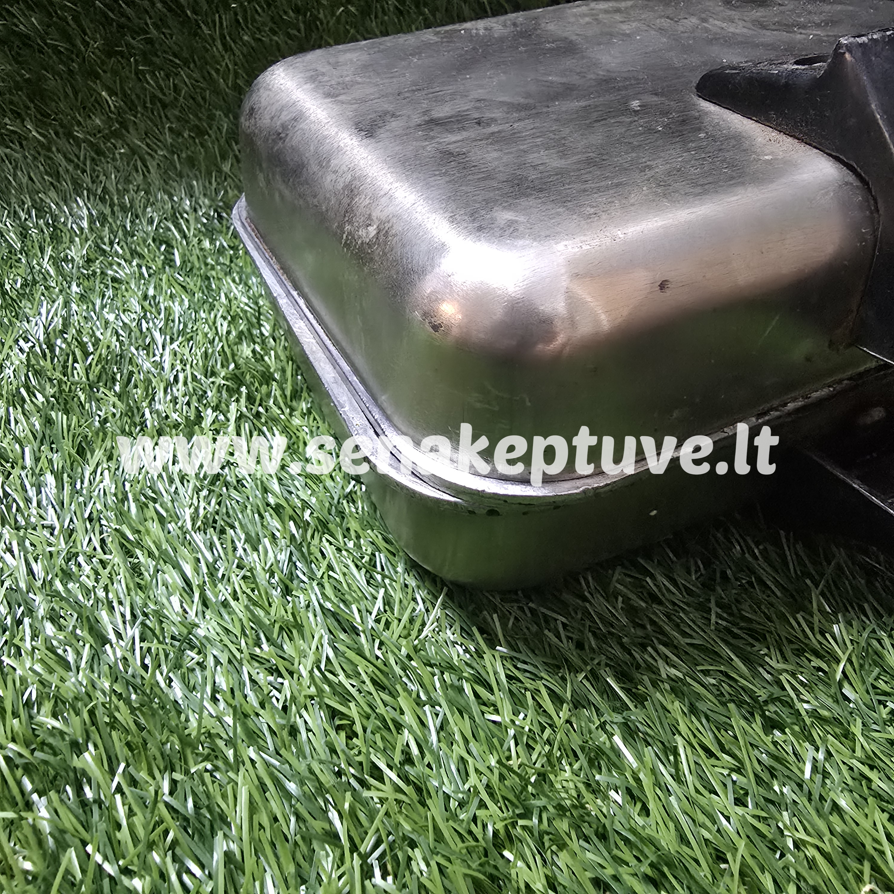 Senovinė elektrinė vaflinė su laidu (kreivas vyris, nuskilusi apatinės kojos dalis)