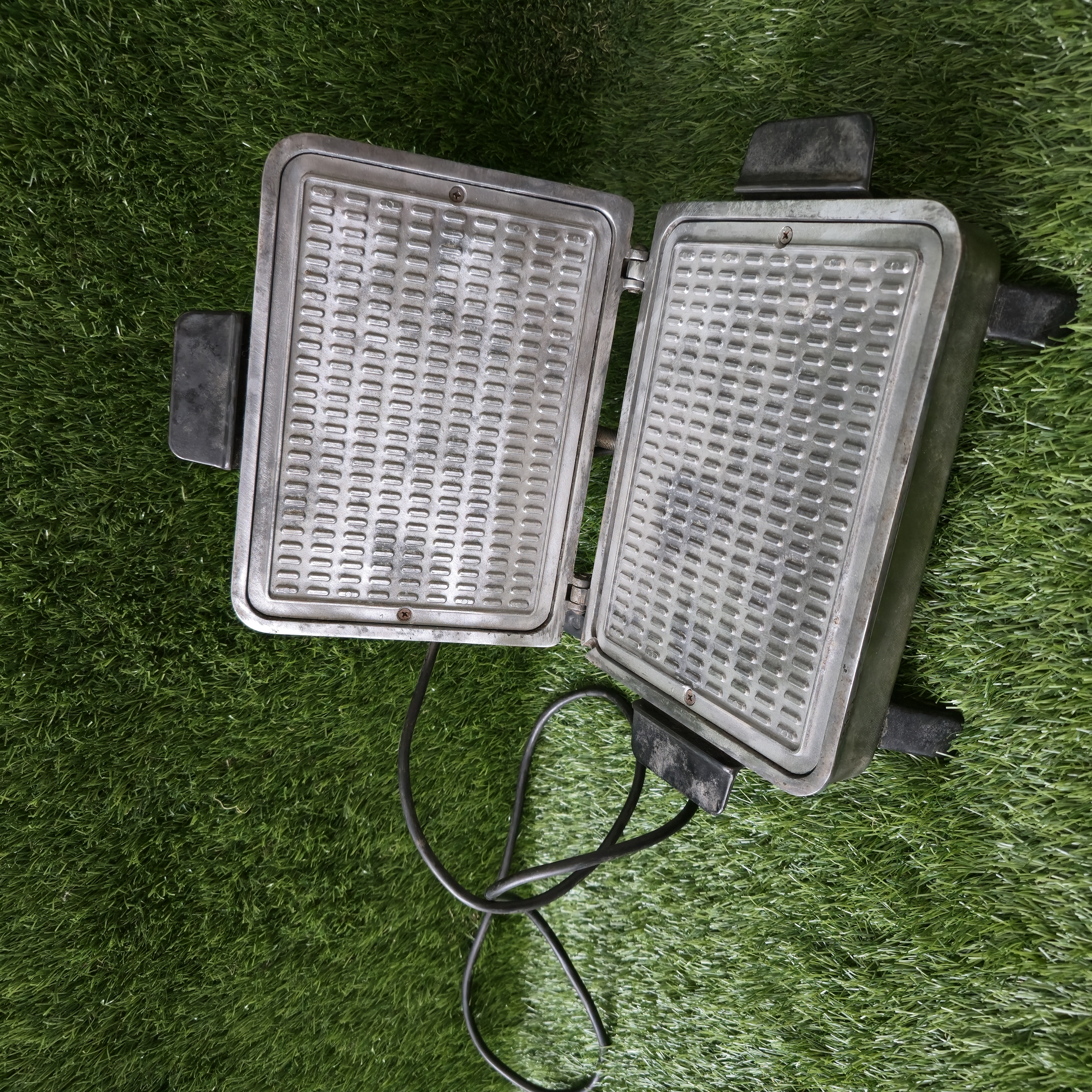 Senovinė elektrinė vaflinė su laidu